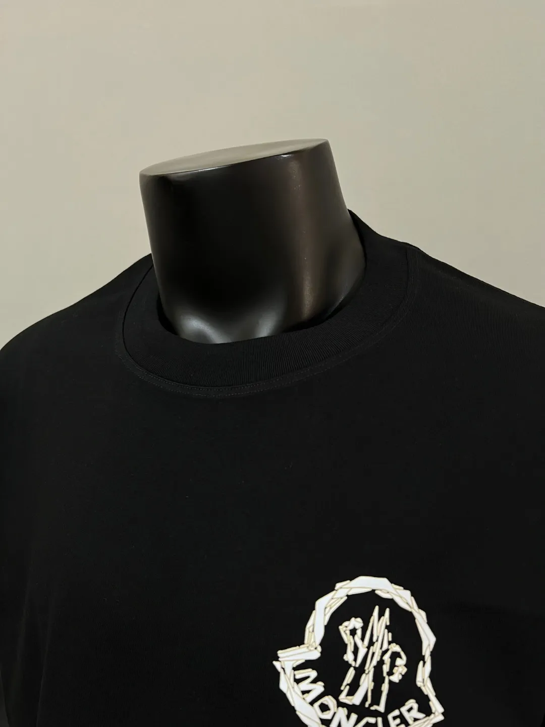 P150 new mask MONCLER, short-sleeved with official printing, details match the official version, logo size is strictly controlled, size standard, details synchronized with the official/white and black label / Black apricot beige logo; Made of 240g double yarn 100% cotton fabric, imported woven thread, collar bone is not easy to deform, factory high temperature washing process, the fabric is soft and breathable, does not shrink, NCF washed mark recognition, details are in place and the upper body is good-looking, European size version, loose and suitable, color: black, white, size XS-L