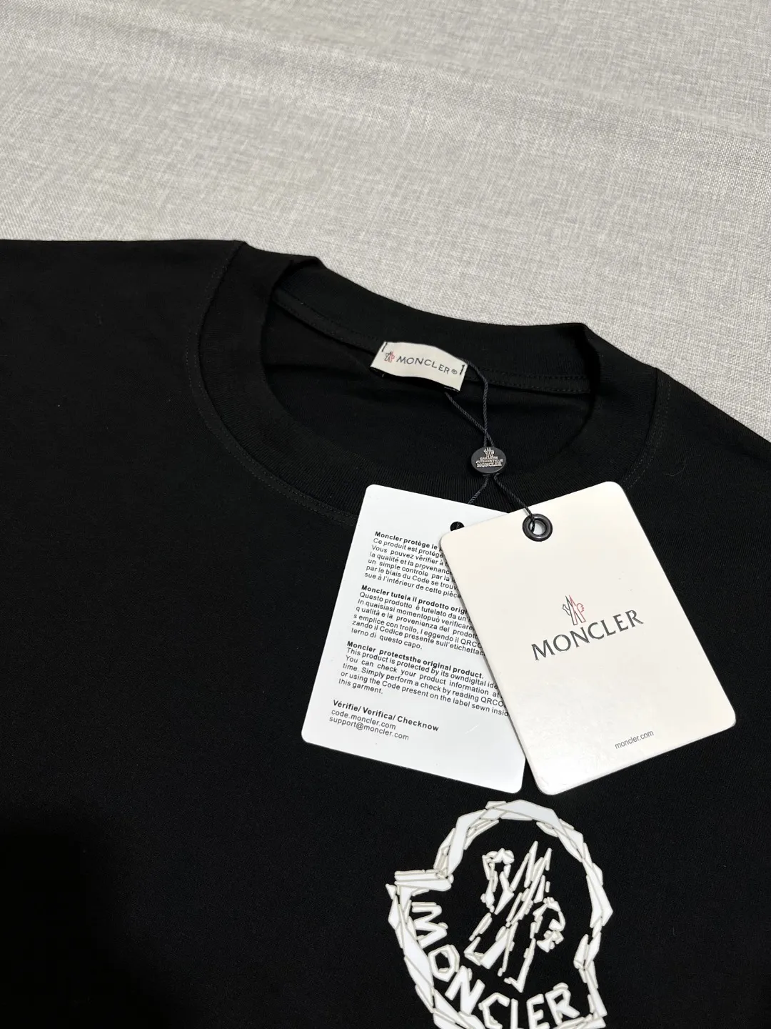 P150 new mask MONCLER, short-sleeved with official printing, details match the official version, logo size is strictly controlled, size standard, details synchronized with the official/white and black label / Black apricot beige logo; Made of 240g double yarn 100% cotton fabric, imported woven thread, collar bone is not easy to deform, factory high temperature washing process, the fabric is soft and breathable, does not shrink, NCF washed mark recognition, details are in place and the upper body is good-looking, European size version, loose and suitable, color: black, white, size XS-L