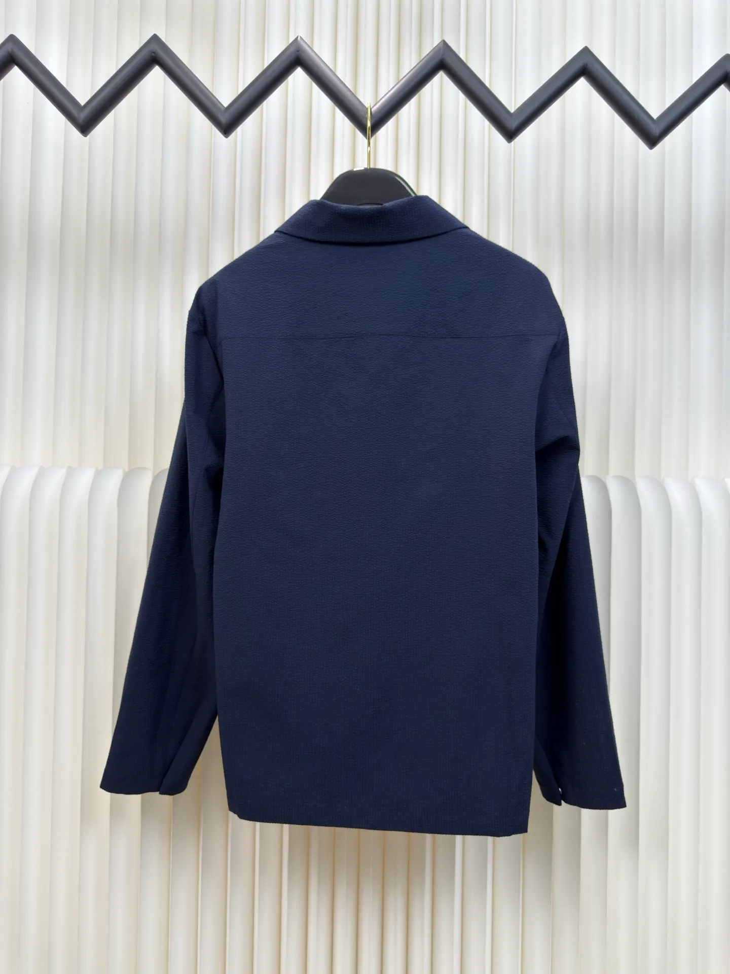 P450 MONCLER Puff Wrinkle Shirt Jacket. Authentic version - physical counter - top luxury quality. 🆚Second price of all versions on the market. Made of cotton blended woven fabric with 76% high cotton content + 24% polyester fiber. The high cotton content ensures that the fabric is soft, skin-friendly, and has good breathability. The addition of a small amount of polyester fiber balances the wrinkle resistance and elasticity of the overall fabric and greatly reduces its shrinkage. After preshrinking, dimensional changes during washing are negligible. The fusion of the two makes the fabric combine anti-wrinkle, quick-drying, easy care and other characteristics without losing the advantages of good wearing experience and strong breathability.  The ground warp + bubble warp is independently let-off. The bubble warp yarn feeding speed is about 20% higher than the ground warp yarn feeding speed. During weaving, the bubble warp is relaxed and accumulated, forming a naturally arched bubble unit. Through the alternating arrangement of yarns and the change of floating tissue, a clear grid frame is built between the bubble units. Finally, the bubble three-dimensional effect and grid outline are locked through high-temperature heat setting. Size:1 2 3 4