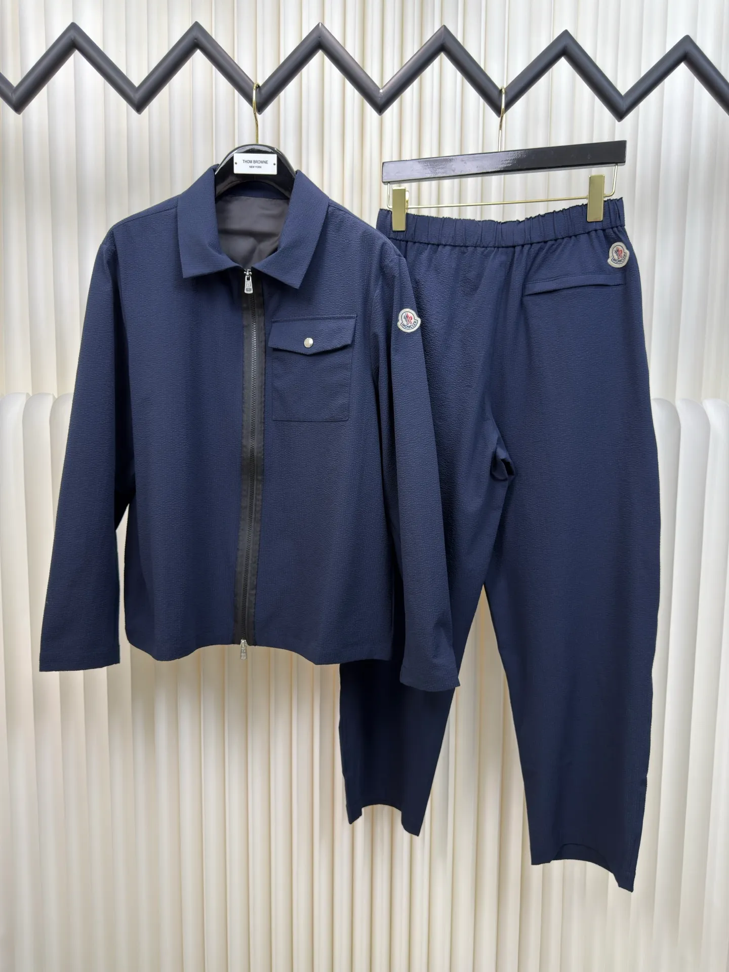 P450 MONCLER Puff Wrinkle Shirt Jacket. Authentic version - physical counter - top luxury quality. 🆚Second price of all versions on the market. Made of cotton blended woven fabric with 76% high cotton content + 24% polyester fiber. The high cotton content ensures that the fabric is soft, skin-friendly, and has good breathability. The addition of a small amount of polyester fiber balances the wrinkle resistance and elasticity of the overall fabric and greatly reduces its shrinkage. After preshrinking, dimensional changes during washing are negligible. The fusion of the two makes the fabric combine anti-wrinkle, quick-drying, easy care and other characteristics without losing the advantages of good wearing experience and strong breathability.  The ground warp + bubble warp is independently let-off. The bubble warp yarn feeding speed is about 20% higher than the ground warp yarn feeding speed. During weaving, the bubble warp is relaxed and accumulated, forming a naturally arched bubble unit. Through the alternating arrangement of yarns and the change of floating tissue, a clear grid frame is built between the bubble units. Finally, the bubble three-dimensional effect and grid outline are locked through high-temperature heat setting. Size:1 2 3 4