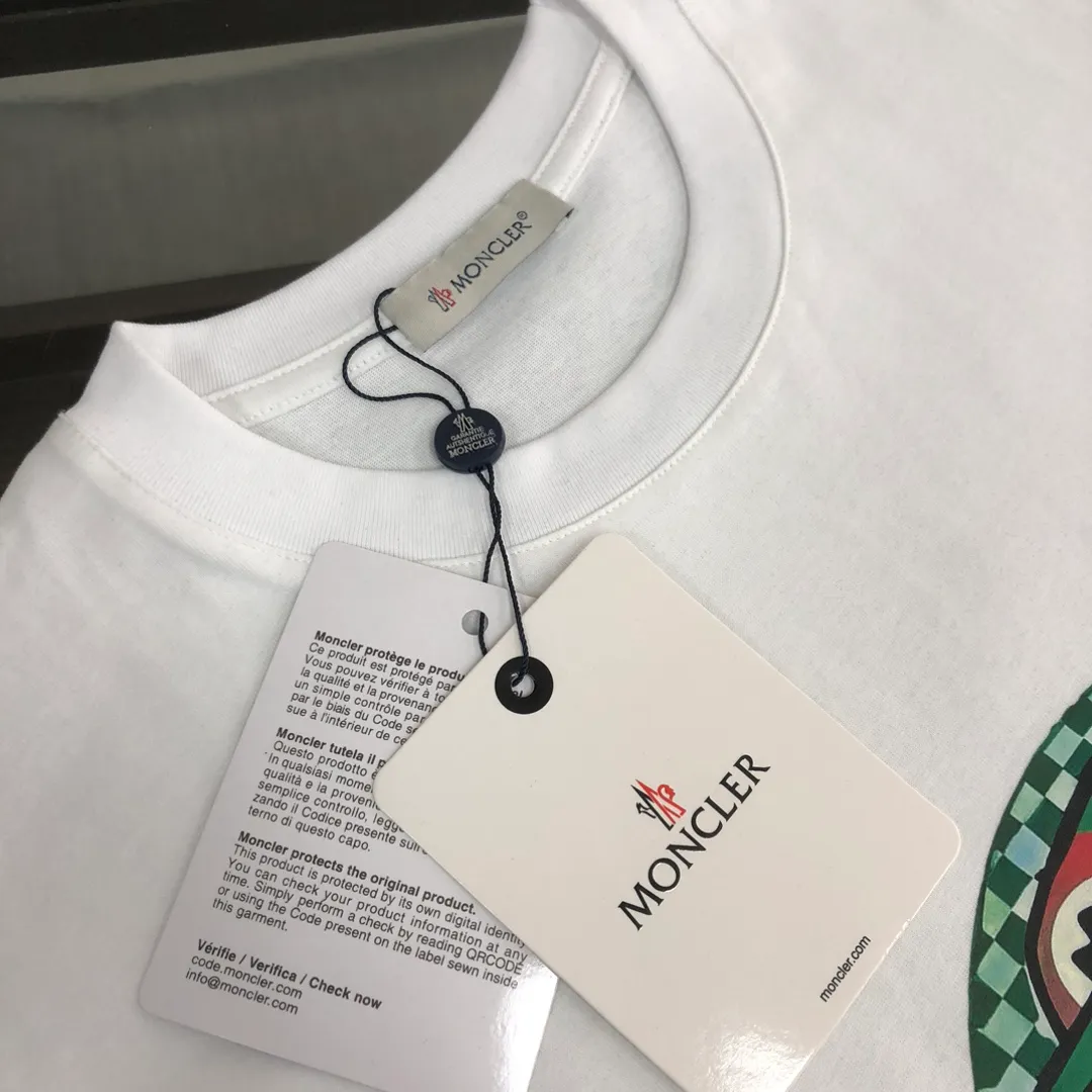 P150 MONCLER 25 latest short-sleeved T-shirt for couples ~ Brand new element pattern printing design ~ The upper body of the fabric is comfortable and breathable, not stiff, slim cut, made of high-end custom-made pure cotton fabric! The upper body is comfortable and stylish, and it can be worn alone as an inner layer. It is a must-have for fashionistas! ! ! Color: Black White Orange Royal Blue Light Blue Size: S M L XL (Loose fit! Please indicate your height and weight when placing an order)