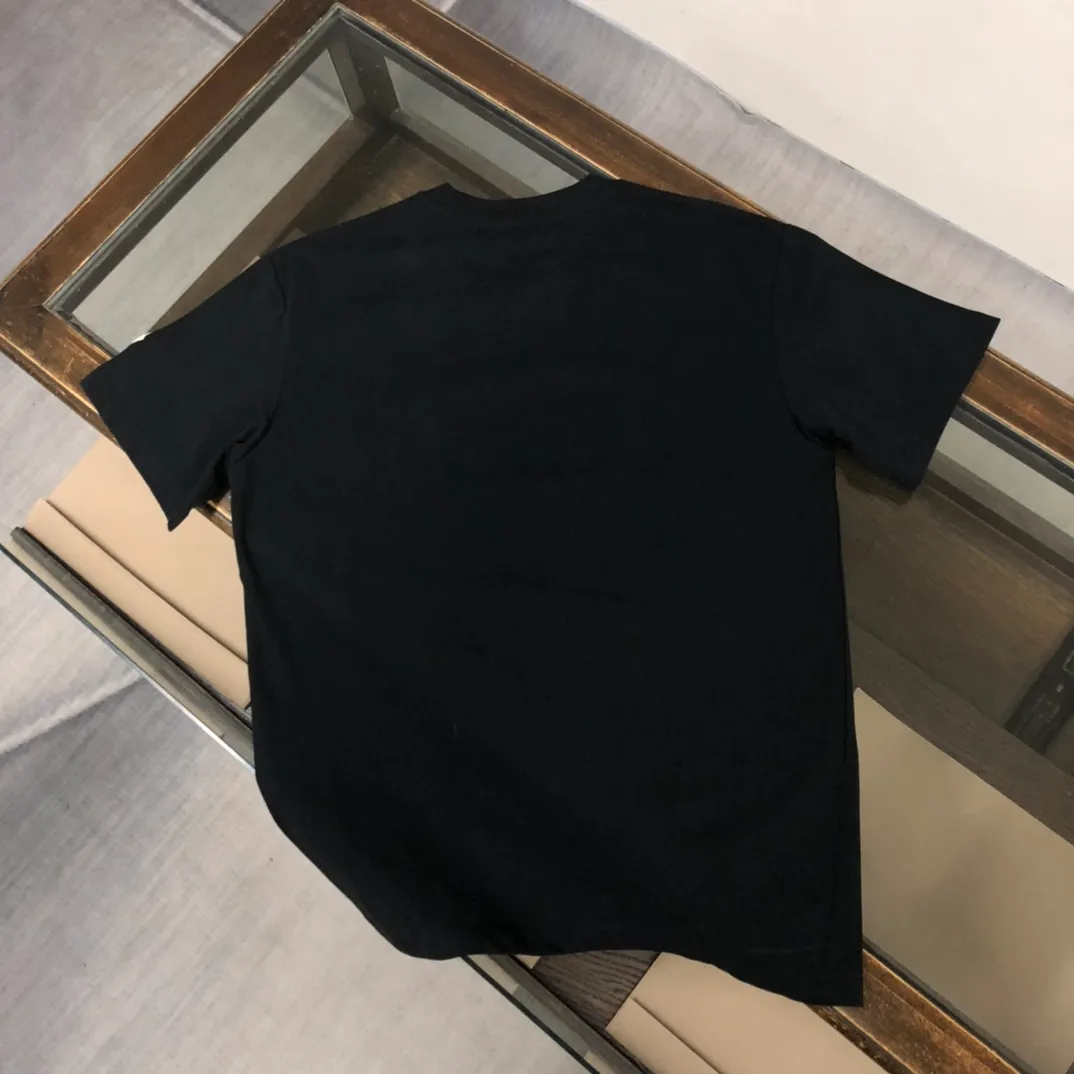 P150 MONCLER New model of Mongolian mouth, customized high-end ready-to-wear! Fashionable and trendy casual short-sleeved T-shirt, gentle, soft, delicate and soft, skin-friendly on the upper body, comfortable and cool, the brand letters on the neckline are fashionable and full of vitality! A fashionable and versatile must-have! Color: Black White Size: S-XL (Loose fit, please state your height and weight when placing an order!)