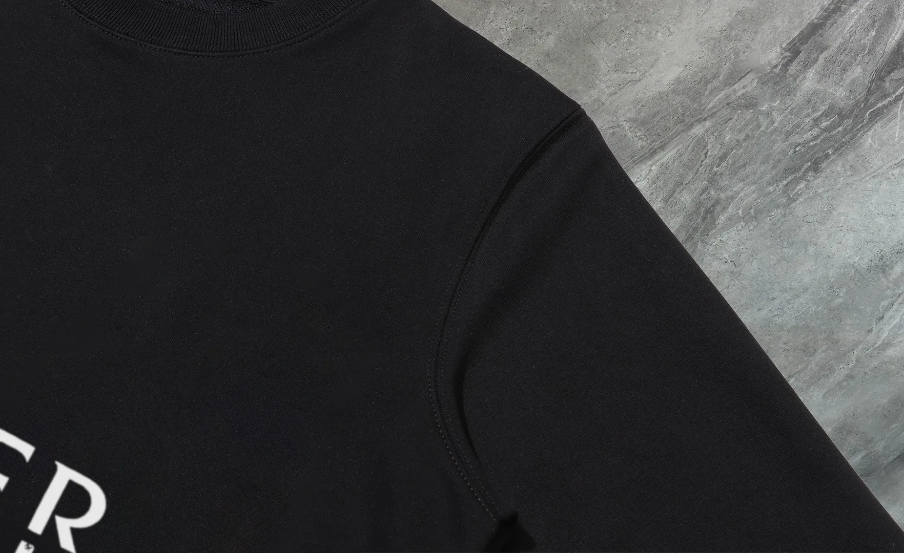 P210 High-version sweatshirt) [Long-term stock] 〖𝐌𝐎𝐍𝐂𝐋𝐄𝐑~Mask〗 Made of 440g heavy-weight fabric. It is different from the market currency. It can be matched with any variety and is properly handsome. 😎The whole dress is made of double waistcoats. The double waistcoats make the whole dress more three-dimensional. Not ordinary factories can do such fine work. 2025 Spring runway version of the T stage, on sale at the counter, round neck terry sweatshirt, high-end double-strand pure cotton, custom-made stretch ribs, dyed in the same vat, complete with three standards, matched with exquisite embroidered LOGO on the chest, simple and advanced, same style for men and women. Color: black, apricot, white, size: S M L XL 2XL