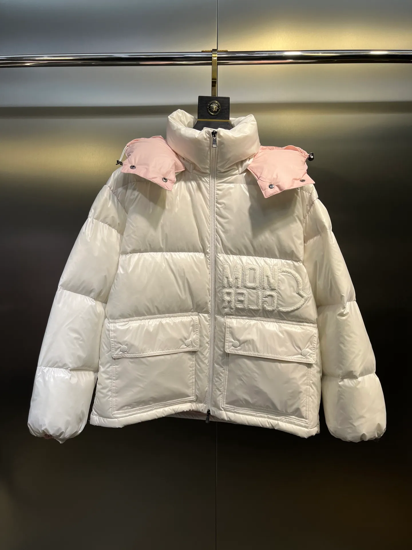 P760 moncler 🌟Moncler FW25 Abbaye short down jacket The Abbaye short jacket is made of iconic patented nylon, highlighting the fashion essence of Moncler. Featuring rectangular quilting and a contrasting lining that refreshes the removable hood. Terry knit logo embroidery adds a unique touch, making the garment instantly recognizable. Material process analysis: 1️⃣Original Nfc inductive anti-counterfeiting chip 2️⃣National standard 95% European standard pure white goose down, exclusive use of top down on the market 3️⃣Fabric: 100% nylon; Lining: 100% nylon, one of the best on the market, everything is customized according to the original version. 4⃣️The electroplated hardware is produced by the original processing factory, all customized by the original factory, and is not a replica of various types on the market. 5⃣️Produced by a certain Lang factory, it has always been unambiguous in terms of quality. Everyone knows about the workmanship, QA and Qc quality inspection of the workers when shipping from large factories. It is not comparable to small factories in the market. Mouth-mounted down jackets, let’s not brag, there is almost no one that can do better than us! Make an original product with care, so that every customer has the confidence to introduce it to his customers: This is the top replica version in China. Good products do not need too many soft articles to set off, only junk products will boast: the original ZP uses thousands of words to impress consumers! Although it is an F product, it is not inferior to ZP!  Color: white pink, white black, black, khaki, pink Size: 0123
