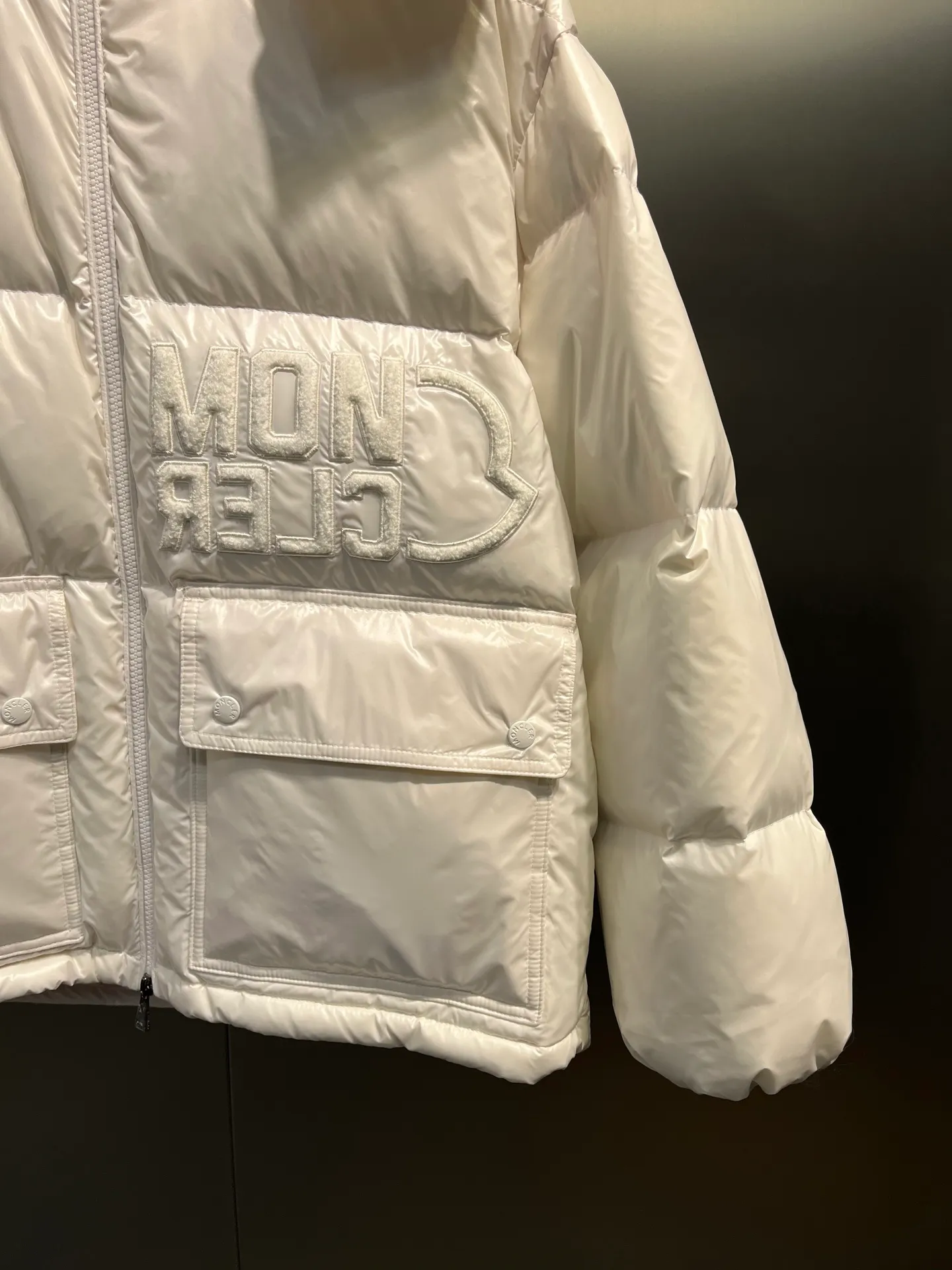 P760 moncler 🌟Moncler FW25 Abbaye short down jacket The Abbaye short jacket is made of iconic patented nylon, highlighting the fashion essence of Moncler. Featuring rectangular quilting and a contrasting lining that refreshes the removable hood. Terry knit logo embroidery adds a unique touch, making the garment instantly recognizable. Material process analysis: 1️⃣Original Nfc inductive anti-counterfeiting chip 2️⃣National standard 95% European standard pure white goose down, exclusive use of top down on the market 3️⃣Fabric: 100% nylon; Lining: 100% nylon, one of the best on the market, everything is customized according to the original version. 4⃣️The electroplated hardware is produced by the original processing factory, all customized by the original factory, and is not a replica of various types on the market. 5⃣️Produced by a certain Lang factory, it has always been unambiguous in terms of quality. Everyone knows about the workmanship, QA and Qc quality inspection of the workers when shipping from large factories. It is not comparable to small factories in the market. Mouth-mounted down jackets, let’s not brag, there is almost no one that can do better than us! Make an original product with care, so that every customer has the confidence to introduce it to his customers: This is the top replica version in China. Good products do not need too many soft articles to set off, only junk products will boast: the original ZP uses thousands of words to impress consumers! Although it is an F product, it is not inferior to ZP!  Color: white pink, white black, black, khaki, pink Size: 0123