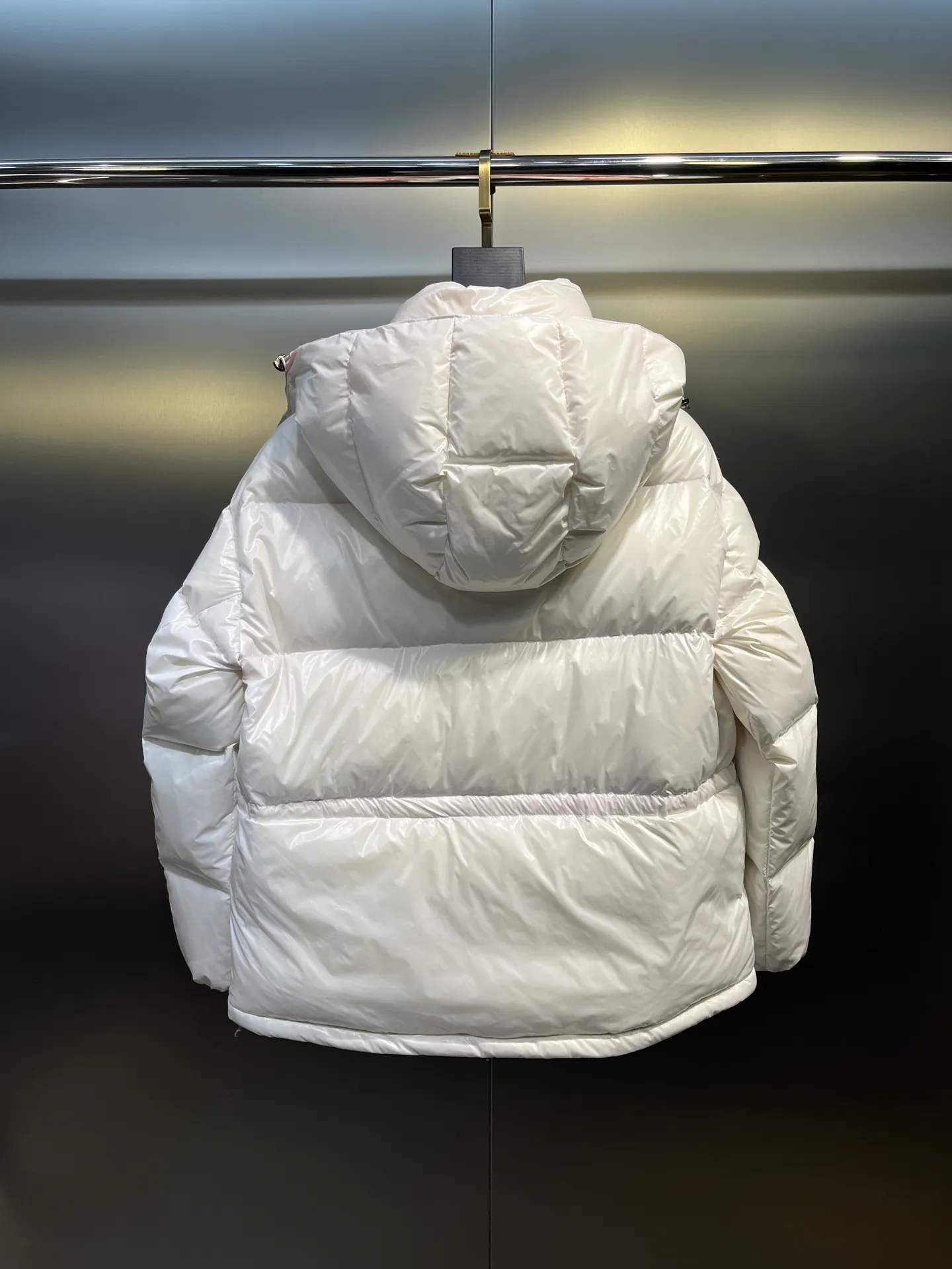 P760 moncler 🌟Moncler FW25 Abbaye short down jacket The Abbaye short jacket is made of iconic patented nylon, highlighting the fashion essence of Moncler. Featuring rectangular quilting and a contrasting lining that refreshes the removable hood. Terry knit logo embroidery adds a unique touch, making the garment instantly recognizable. Material process analysis: 1️⃣Original Nfc inductive anti-counterfeiting chip 2️⃣National standard 95% European standard pure white goose down, exclusive use of top down on the market 3️⃣Fabric: 100% nylon; Lining: 100% nylon, one of the best on the market, everything is customized according to the original version. 4⃣️The electroplated hardware is produced by the original processing factory, all customized by the original factory, and is not a replica of various types on the market. 5⃣️Produced by a certain Lang factory, it has always been unambiguous in terms of quality. Everyone knows about the workmanship, QA and Qc quality inspection of the workers when shipping from large factories. It is not comparable to small factories in the market. Mouth-mounted down jackets, let’s not brag, there is almost no one that can do better than us! Make an original product with care, so that every customer has the confidence to introduce it to his customers: This is the top replica version in China. Good products do not need too many soft articles to set off, only junk products will boast: the original ZP uses thousands of words to impress consumers! Although it is an F product, it is not inferior to ZP!  Color: white pink, white black, black, khaki, pink Size: 0123
