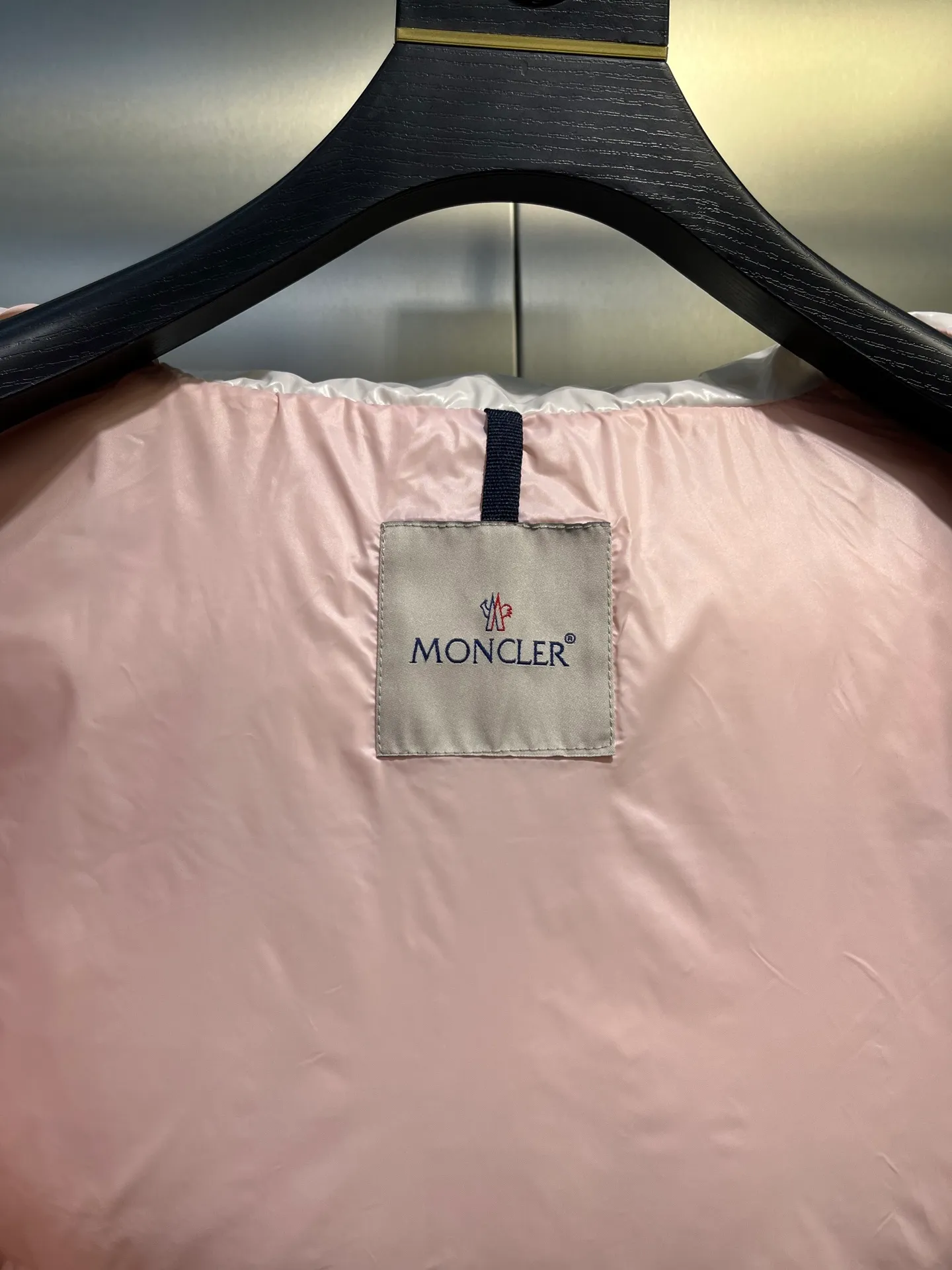 P760 moncler 🌟Moncler FW25 Abbaye short down jacket The Abbaye short jacket is made of iconic patented nylon, highlighting the fashion essence of Moncler. Featuring rectangular quilting and a contrasting lining that refreshes the removable hood. Terry knit logo embroidery adds a unique touch, making the garment instantly recognizable. Material process analysis: 1️⃣Original Nfc inductive anti-counterfeiting chip 2️⃣National standard 95% European standard pure white goose down, exclusive use of top down on the market 3️⃣Fabric: 100% nylon; Lining: 100% nylon, one of the best on the market, everything is customized according to the original version. 4⃣️The electroplated hardware is produced by the original processing factory, all customized by the original factory, and is not a replica of various types on the market. 5⃣️Produced by a certain Lang factory, it has always been unambiguous in terms of quality. Everyone knows about the workmanship, QA and Qc quality inspection of the workers when shipping from large factories. It is not comparable to small factories in the market. Mouth-mounted down jackets, let’s not brag, there is almost no one that can do better than us! Make an original product with care, so that every customer has the confidence to introduce it to his customers: This is the top replica version in China. Good products do not need too many soft articles to set off, only junk products will boast: the original ZP uses thousands of words to impress consumers! Although it is an F product, it is not inferior to ZP!  Color: white pink, white black, black, khaki, pink Size: 0123