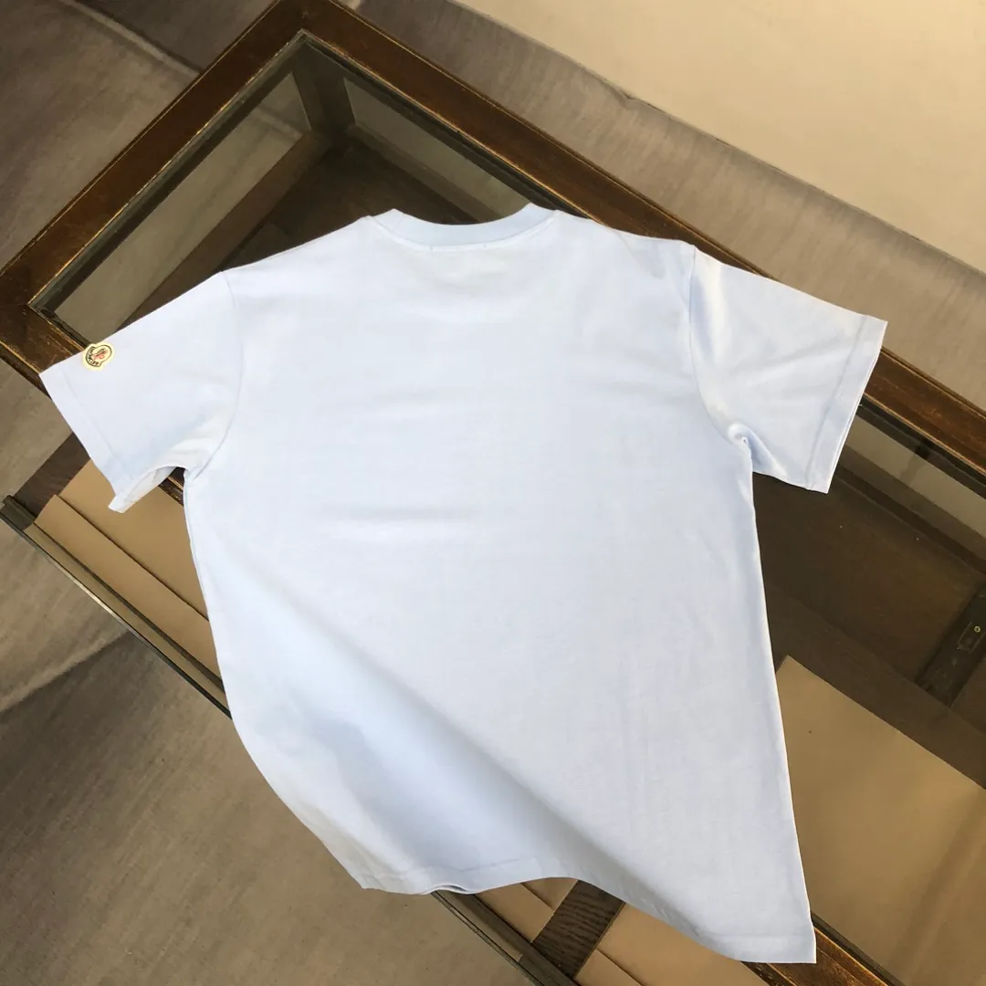 P160 MONCLER 25 The latest short-sleeved T-shirt for couples ~ Featured brand contrasting letter print ~ The fabric upper body is comfortable and breathable, not stiff, slim cut, made of high-end custom-made pure cotton fabric! The upper body is comfortable and stylish, and it can be worn alone as an inner layer. It is a must-have for fashionistas! ! ! Color: Black White Sky Blue Orange Size: S M L XL (Loose fit! Please state your height and weight when placing an order)