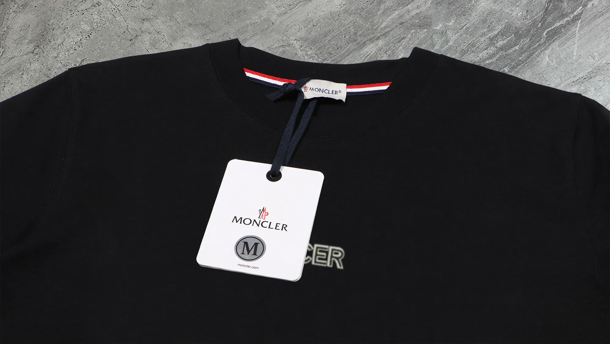 P210 High-version sweatshirt) [Long-term stock] 〖𝐌𝐎𝐍𝐂𝐋𝐄𝐑~Mask〗 Made of 440g heavy-weight fabric. It is different from the market currency. It can be matched with any variety and is properly handsome. 😎The whole dress is made of double waistcoats. The double waistcoats make the whole dress more three-dimensional. Not ordinary factories can do such fine work. 2025 Spring runway version of the T stage, on sale at the counter, round neck terry sweatshirt, high-end double-strand pure cotton, custom-made stretch ribs, dyed in the same vat, complete with three standards, matched with exquisite embroidered LOGO on the chest, simple and advanced, same style for men and women. Color: black, apricot, white, size: S M L XL 2XL
