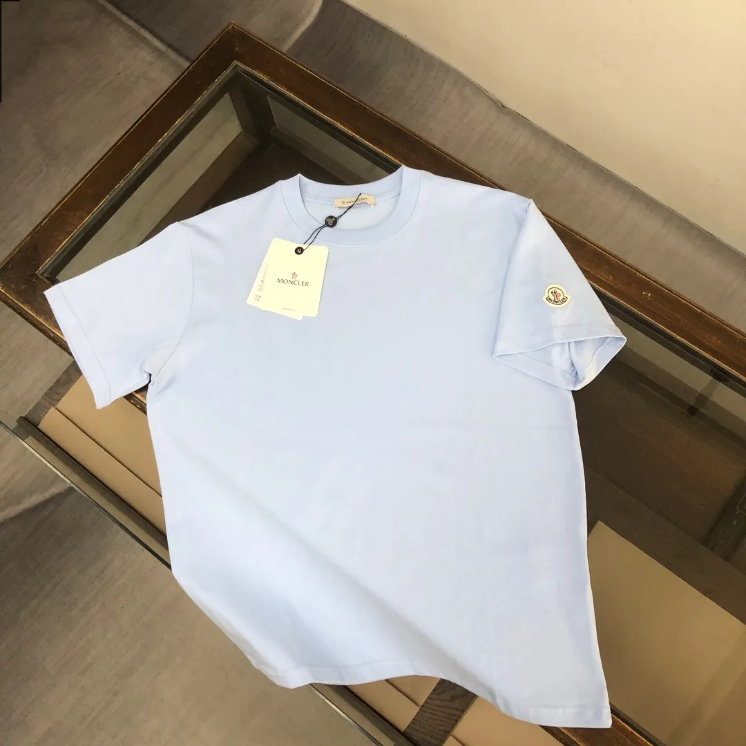 P160 MONCLER masked clean short-sleeved T-shirt. The fabric upper body is comfortable and breathable, not stiff, slim cut, and made of high-end custom-made pure cotton fabric! The upper body is comfortable and stylish, and it can be worn alone as an inner layer. It is a must-have for fashionistas! ! ! Color: Black White Light Gray Royal Blue Sky Blue Dark Gray Orange Brown Size: S M L XL (Loose version! Please indicate your height and weight when placing an order)