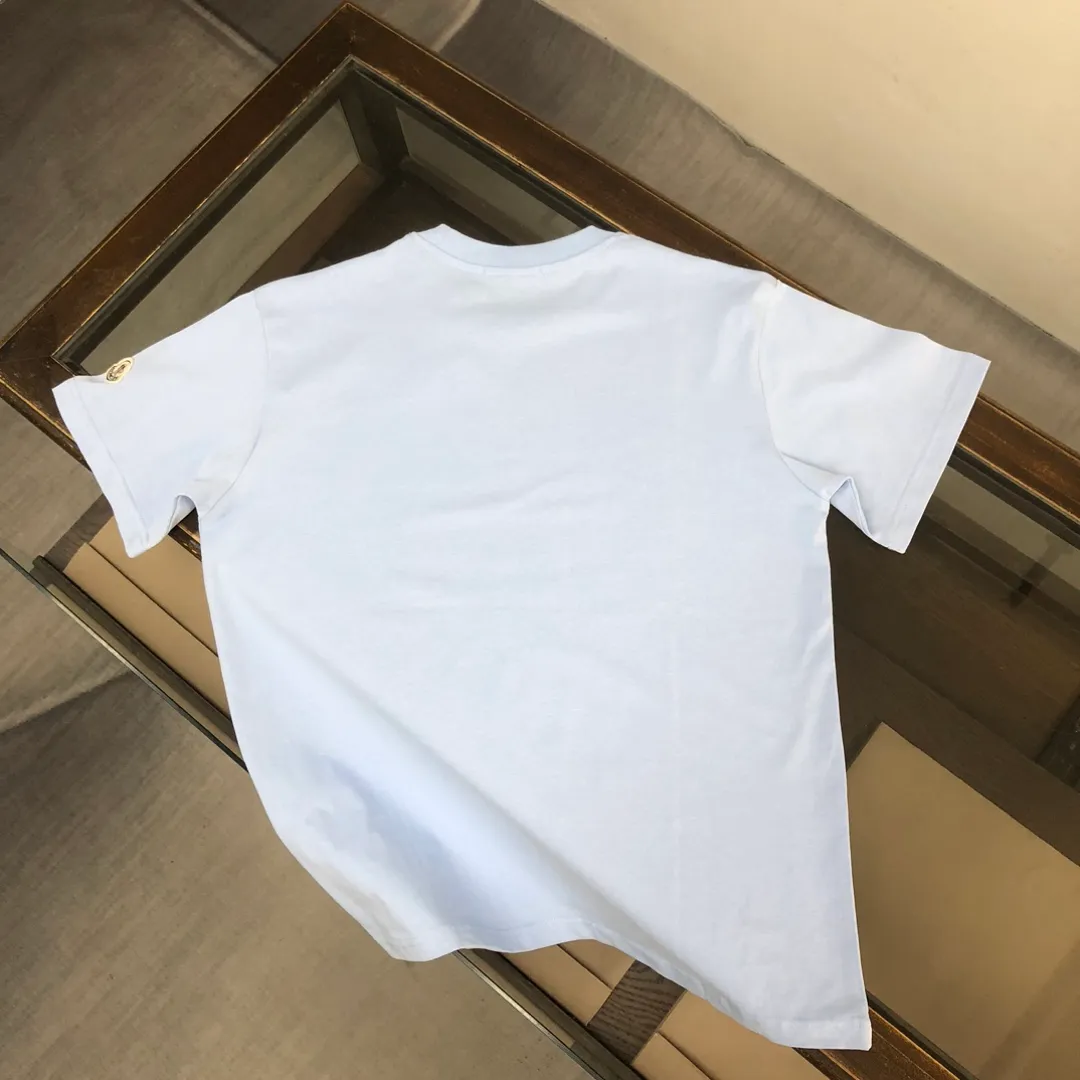 P160 MONCLER masked clean short-sleeved T-shirt. The fabric upper body is comfortable and breathable, not stiff, slim cut, and made of high-end custom-made pure cotton fabric! The upper body is comfortable and stylish, and it can be worn alone as an inner layer. It is a must-have for fashionistas! ! ! Color: Black White Light Gray Royal Blue Sky Blue Dark Gray Orange Brown Size: S M L XL (Loose version! Please indicate your height and weight when placing an order)