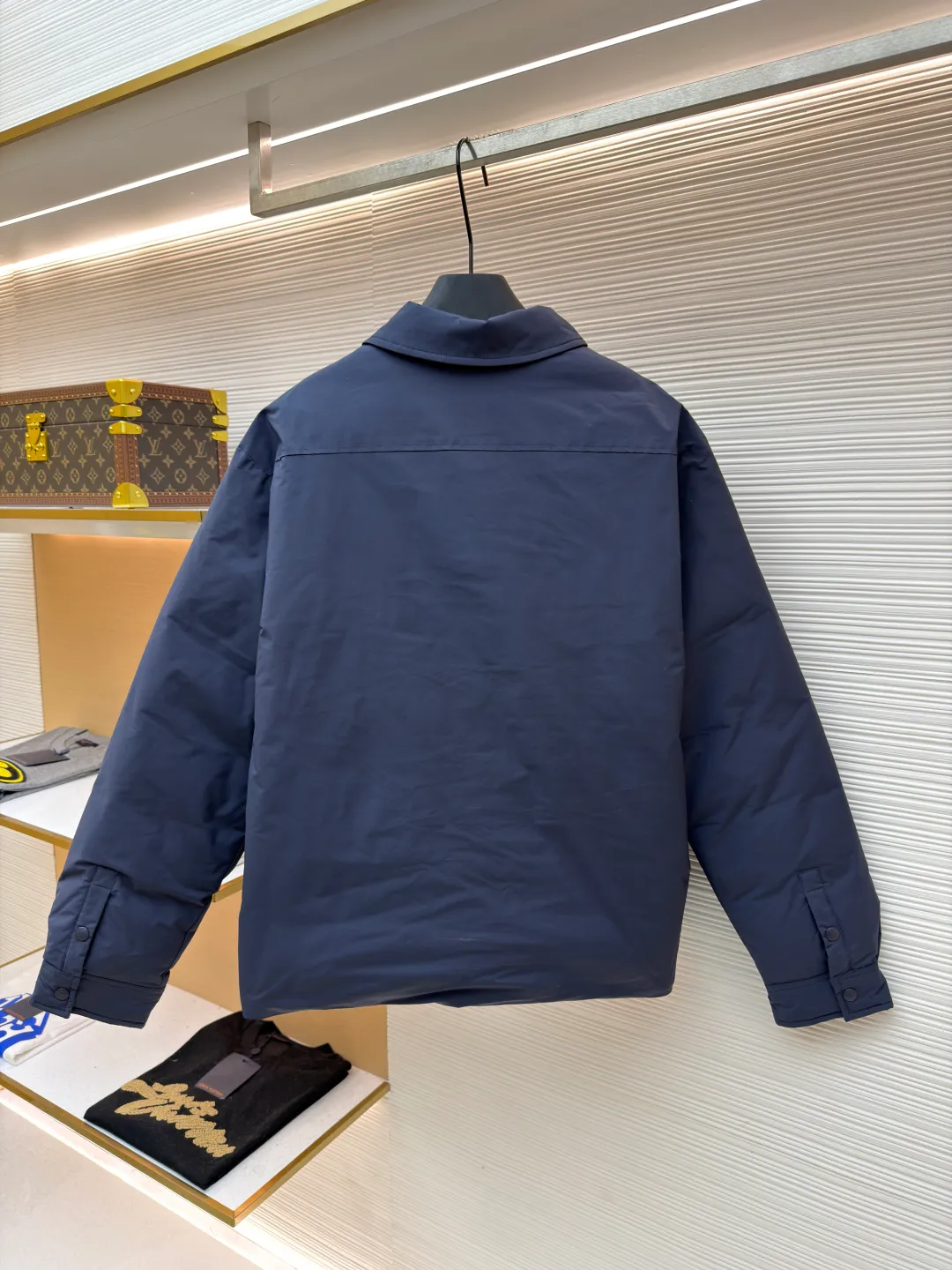 P910 Moncler lapel jacket style down jacket ●Original version: purchased and developed by 8273 ●Item number: 1681792-D15 ●Fabric: white duck down fabric ●Technology: mechanical down filling ●Color: navy blue ●Version: fitted version ●Weight: about 760 grams ●Size: 1-2-3-4 ●Description: The inner lining is made of 100% nylon. The high-density and tight weaving process prevents tiny lint from emerging from the gaps in the fabric. The smooth surface improves the putting on and taking off experience, and the excellent wear and tear resistance ensures damage caused by frequent use, while the light and soft texture does not affect the overall weight. It uses 90 white duck down with a weight of 200g to ensure excellent thermal insulation performance. After strict screening and processing, the down is not easy to drill, ensuring durability and using a neat shirt style. Compared with conventional down jackets, it is slimmer and more capable, and is suitable for business casual or various occasions. The interior uses a highly saturated orange lining, which brings a surprising visual impact when worn. The flap chest patch pocket located on the left chest is not only practical, but also greatly enhances the sophistication and recognition of the garment. The flip design can better protect the contents of the bag. The front of the clothing uses a smooth zipper as the main opening and closing method to ensure windproof warmth and easy putting on and taking off. The cuffs are opened and closed with buttons, which can accurately adjust the tightness of the cuffs to prevent cold wind from entering. At the same time, it perfectly echoes the overall shirt style and looks particularly elegant. The overall wiring is straight and delicate, the fabric is comfortable and soft, and the color is consistent without color difference. It can be matched with the same style to create a fashionable look and control various occasions. Customized accessories, complete with three standards, same style for men and women!