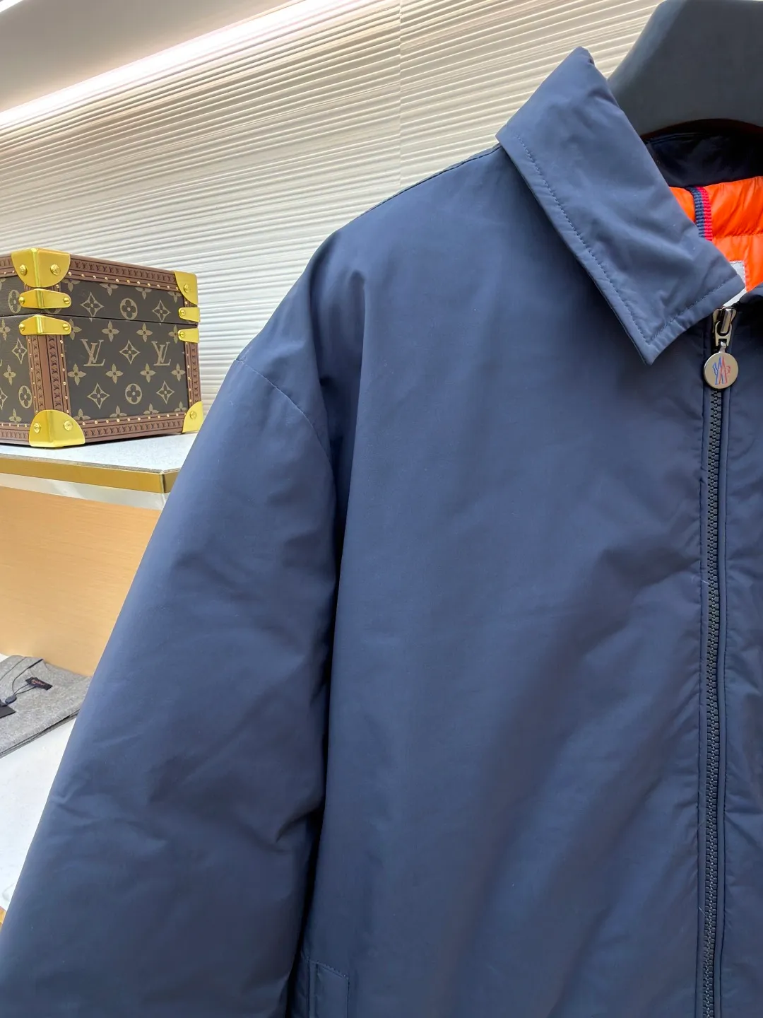 P910 Moncler lapel jacket style down jacket ●Original version: purchased and developed by 8273 ●Item number: 1681792-D15 ●Fabric: white duck down fabric ●Technology: mechanical down filling ●Color: navy blue ●Version: fitted version ●Weight: about 760 grams ●Size: 1-2-3-4 ●Description: The inner lining is made of 100% nylon. The high-density and tight weaving process prevents tiny lint from emerging from the gaps in the fabric. The smooth surface improves the putting on and taking off experience, and the excellent wear and tear resistance ensures damage caused by frequent use, while the light and soft texture does not affect the overall weight. It uses 90 white duck down with a weight of 200g to ensure excellent thermal insulation performance. After strict screening and processing, the down is not easy to drill, ensuring durability and using a neat shirt style. Compared with conventional down jackets, it is slimmer and more capable, and is suitable for business casual or various occasions. The interior uses a highly saturated orange lining, which brings a surprising visual impact when worn. The flap chest patch pocket located on the left chest is not only practical, but also greatly enhances the sophistication and recognition of the garment. The flip design can better protect the contents of the bag. The front of the clothing uses a smooth zipper as the main opening and closing method to ensure windproof warmth and easy putting on and taking off. The cuffs are opened and closed with buttons, which can accurately adjust the tightness of the cuffs to prevent cold wind from entering. At the same time, it perfectly echoes the overall shirt style and looks particularly elegant. The overall wiring is straight and delicate, the fabric is comfortable and soft, and the color is consistent without color difference. It can be matched with the same style to create a fashionable look and control various occasions. Customized accessories, complete with three standards, same style for men and women!