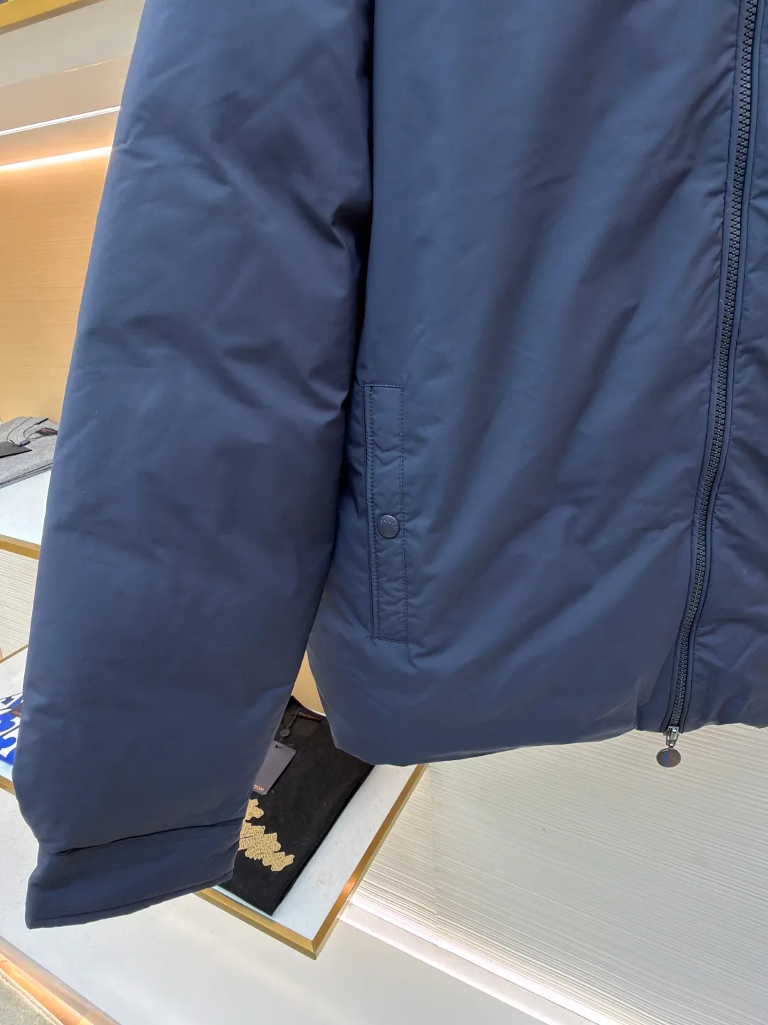 P910 Moncler lapel jacket style down jacket ●Original version: purchased and developed by 8273 ●Item number: 1681792-D15 ●Fabric: white duck down fabric ●Technology: mechanical down filling ●Color: navy blue ●Version: fitted version ●Weight: about 760 grams ●Size: 1-2-3-4 ●Description: The inner lining is made of 100% nylon. The high-density and tight weaving process prevents tiny lint from emerging from the gaps in the fabric. The smooth surface improves the putting on and taking off experience, and the excellent wear and tear resistance ensures damage caused by frequent use, while the light and soft texture does not affect the overall weight. It uses 90 white duck down with a weight of 200g to ensure excellent thermal insulation performance. After strict screening and processing, the down is not easy to drill, ensuring durability and using a neat shirt style. Compared with conventional down jackets, it is slimmer and more capable, and is suitable for business casual or various occasions. The interior uses a highly saturated orange lining, which brings a surprising visual impact when worn. The flap chest patch pocket located on the left chest is not only practical, but also greatly enhances the sophistication and recognition of the garment. The flip design can better protect the contents of the bag. The front of the clothing uses a smooth zipper as the main opening and closing method to ensure windproof warmth and easy putting on and taking off. The cuffs are opened and closed with buttons, which can accurately adjust the tightness of the cuffs to prevent cold wind from entering. At the same time, it perfectly echoes the overall shirt style and looks particularly elegant. The overall wiring is straight and delicate, the fabric is comfortable and soft, and the color is consistent without color difference. It can be matched with the same style to create a fashionable look and control various occasions. Customized accessories, complete with three standards, same style for men and women!