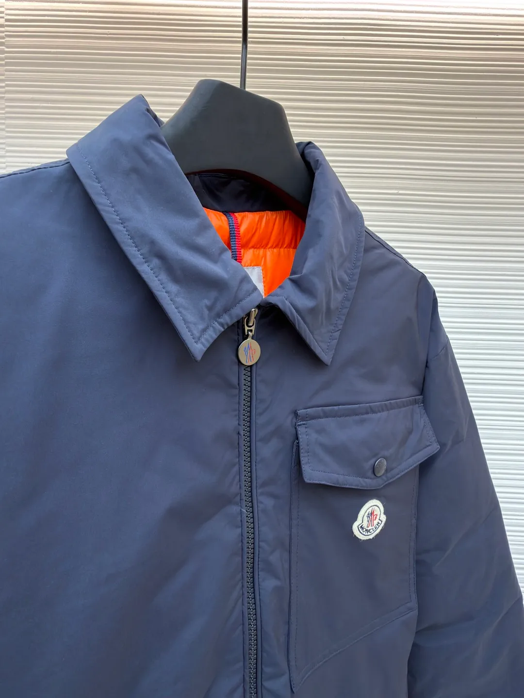 P910 Moncler lapel jacket style down jacket ●Original version: purchased and developed by 8273 ●Item number: 1681792-D15 ●Fabric: white duck down fabric ●Technology: mechanical down filling ●Color: navy blue ●Version: fitted version ●Weight: about 760 grams ●Size: 1-2-3-4 ●Description: The inner lining is made of 100% nylon. The high-density and tight weaving process prevents tiny lint from emerging from the gaps in the fabric. The smooth surface improves the putting on and taking off experience, and the excellent wear and tear resistance ensures damage caused by frequent use, while the light and soft texture does not affect the overall weight. It uses 90 white duck down with a weight of 200g to ensure excellent thermal insulation performance. After strict screening and processing, the down is not easy to drill, ensuring durability and using a neat shirt style. Compared with conventional down jackets, it is slimmer and more capable, and is suitable for business casual or various occasions. The interior uses a highly saturated orange lining, which brings a surprising visual impact when worn. The flap chest patch pocket located on the left chest is not only practical, but also greatly enhances the sophistication and recognition of the garment. The flip design can better protect the contents of the bag. The front of the clothing uses a smooth zipper as the main opening and closing method to ensure windproof warmth and easy putting on and taking off. The cuffs are opened and closed with buttons, which can accurately adjust the tightness of the cuffs to prevent cold wind from entering. At the same time, it perfectly echoes the overall shirt style and looks particularly elegant. The overall wiring is straight and delicate, the fabric is comfortable and soft, and the color is consistent without color difference. It can be matched with the same style to create a fashionable look and control various occasions. Customized accessories, complete with three standards, same style for men and women!