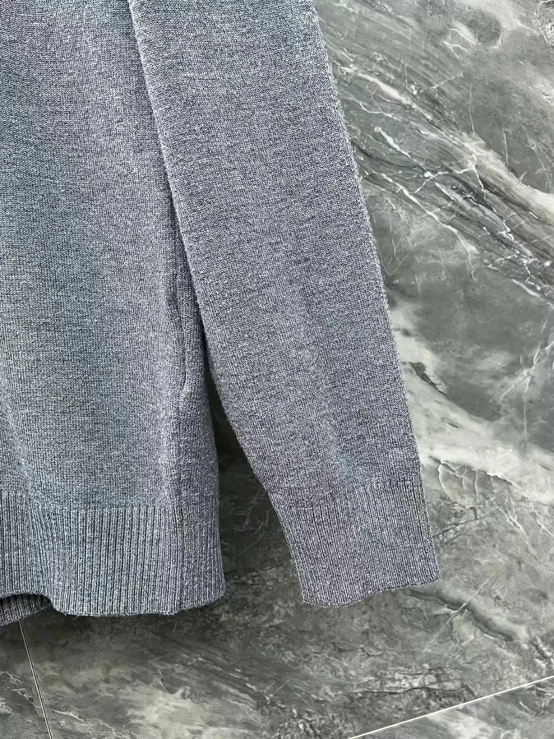 P210 Moncler, complete with 3 marks for the muzzle, logo embroidered half-turtleneck sweater, fine wool blended sweater, high-end customized collection for men and women, affiliated to the brand's high-end main line, patented top-grade yarn blending, using innovation to interpret conventional styles. The configuration of the fabric is subversive. The details are remarkable. The most anticipated sweater in autumn and winter. Full of high-end sense. Outflowed from the brand's designated Zhejiang processing factory. Very cost-effective. Meri wool yarn is of excellent quality. It feels super soft, delicate, soft, non-pilling and does not deform. It is available at all major counters at the same time. It is a must-have product every year. The product seems simple, the process is extremely complicated, and the upper body is not picky. The upper body is extremely skin-friendly and comfortable. It can be worn close to the body with an outer jacket or as an outer layer. Color: Black White Gray Size: M L XL 2XL 3XL