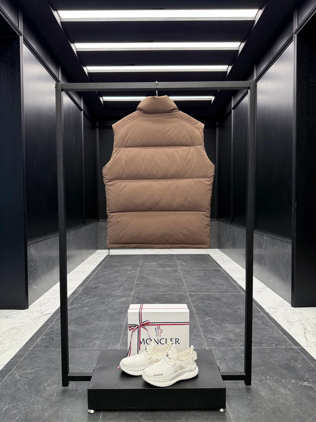 Moncler Verone (variable styles) men's reversible short down jacket. Reversible jacket/reversible vest/one piece of clothing for four styles. P1320