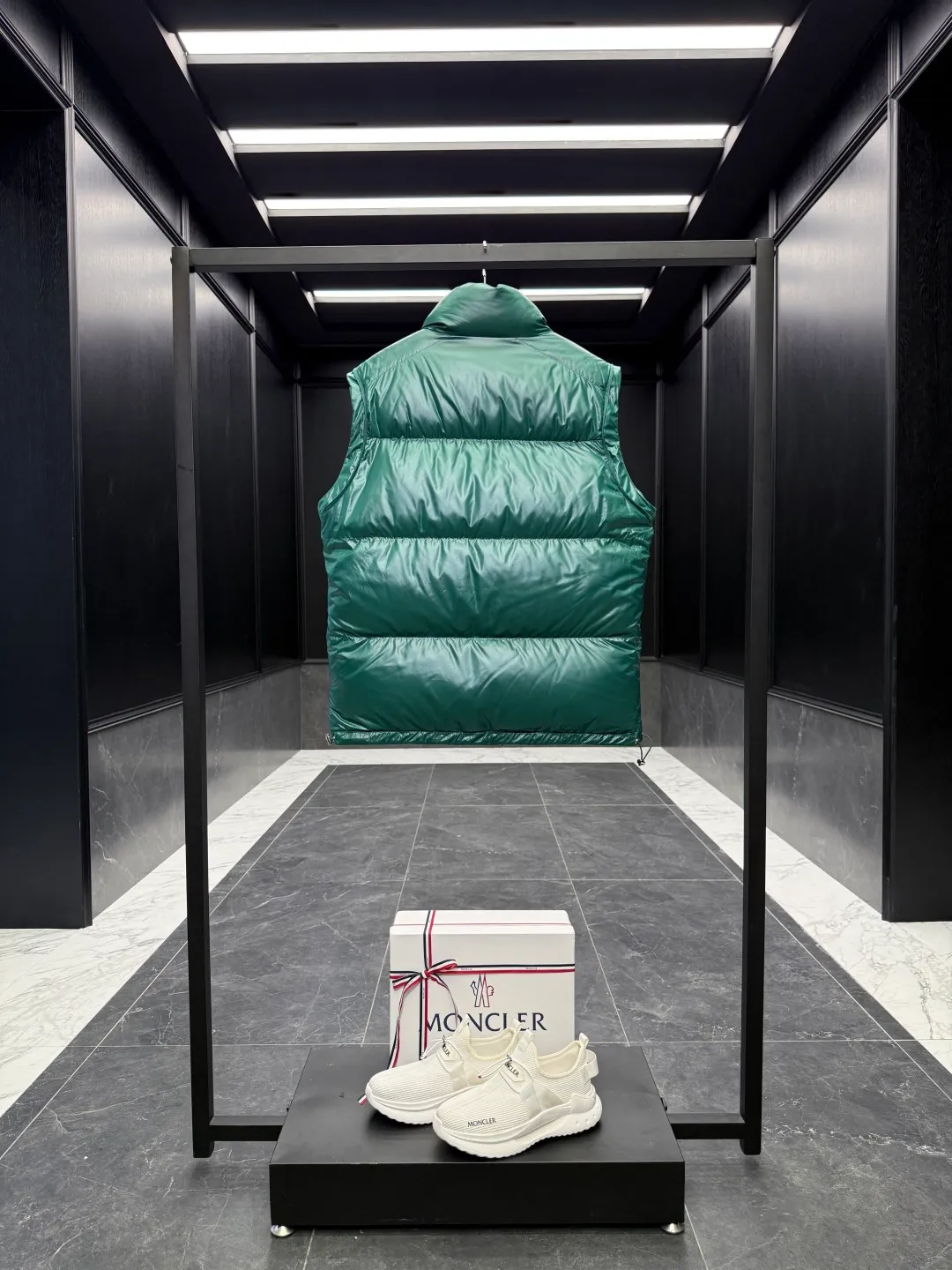 Moncler Verone (variable styles) men's reversible short down jacket. Reversible jacket/reversible vest/one piece of clothing for four styles. P1320
