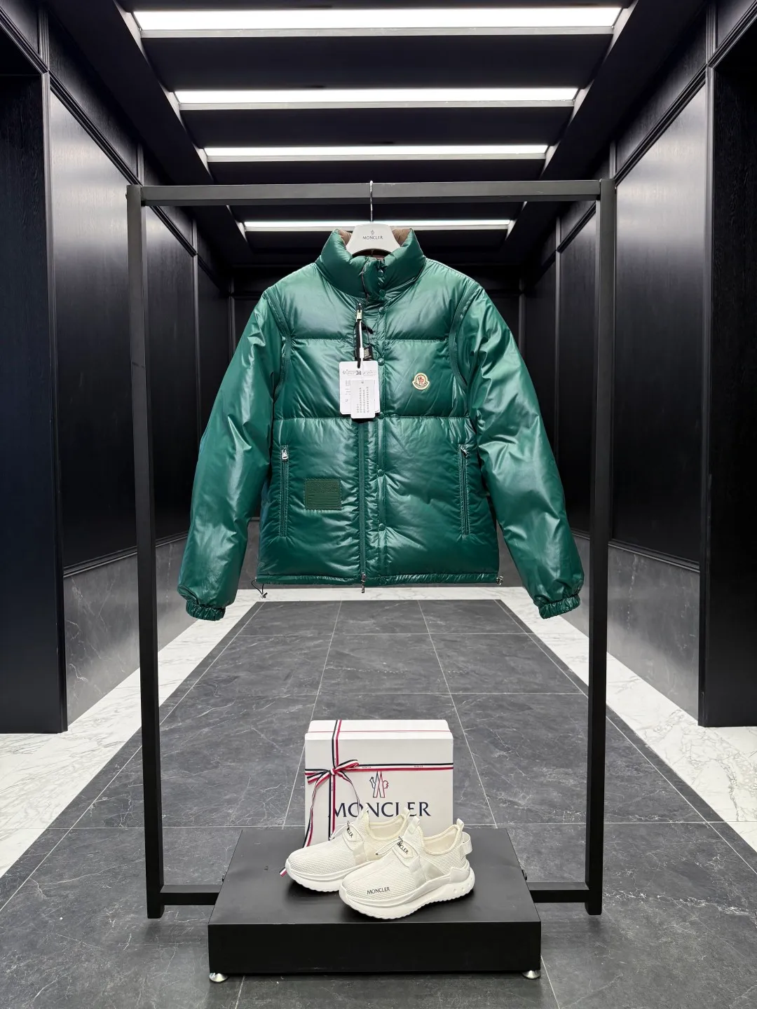 Moncler Verone (variable styles) men's reversible short down jacket. Reversible jacket/reversible vest/one piece of clothing for four styles. P1320