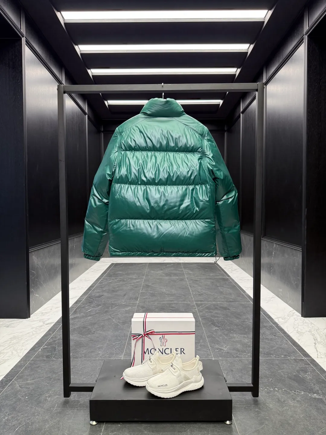 Moncler Verone (variable styles) men's reversible short down jacket. Reversible jacket/reversible vest/one piece of clothing for four styles. P1320