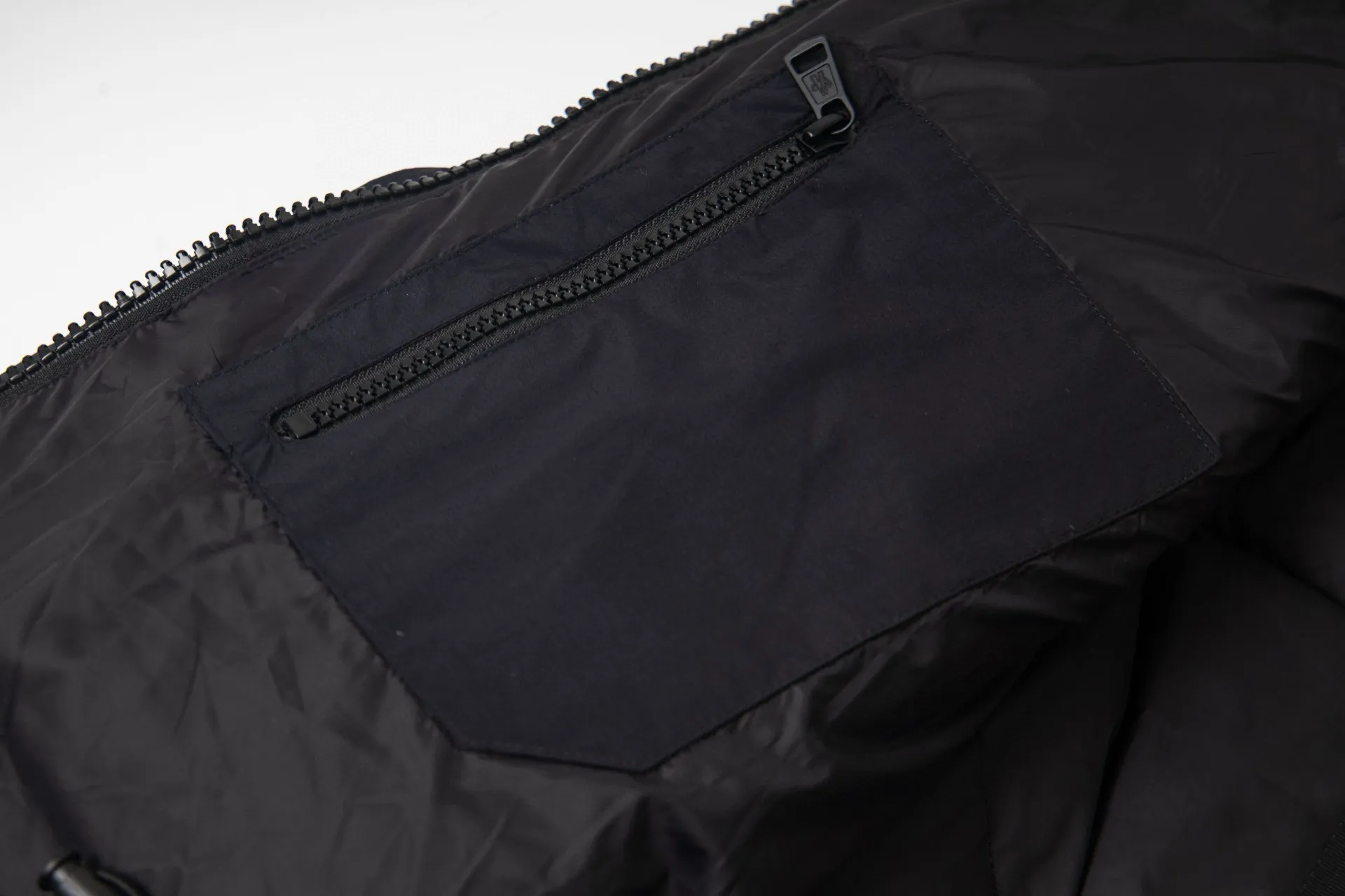 P1010 Style No.: G120 Moncler Mouth Mouth Autumn and Winter New Style Hooded Down Jacket with Classic Leather Logo on the Chest 1️⃣ Made of top-grade 90 down, super soft and full of feathers, super heavy-duty fabrics with excellent workmanship! 2️⃣Original custom-made hardware accessories are all imported and original, absolutely high quality, a full set of customized accessories, complete with three standards, same style for men and women, a must-have for couples! 2️⃣It is very youthful and energetic, and can be easily worn by both men and women. It is very in line with the fashion aesthetic concepts of today's young people! Color: black, white Size: S, M, L, XL