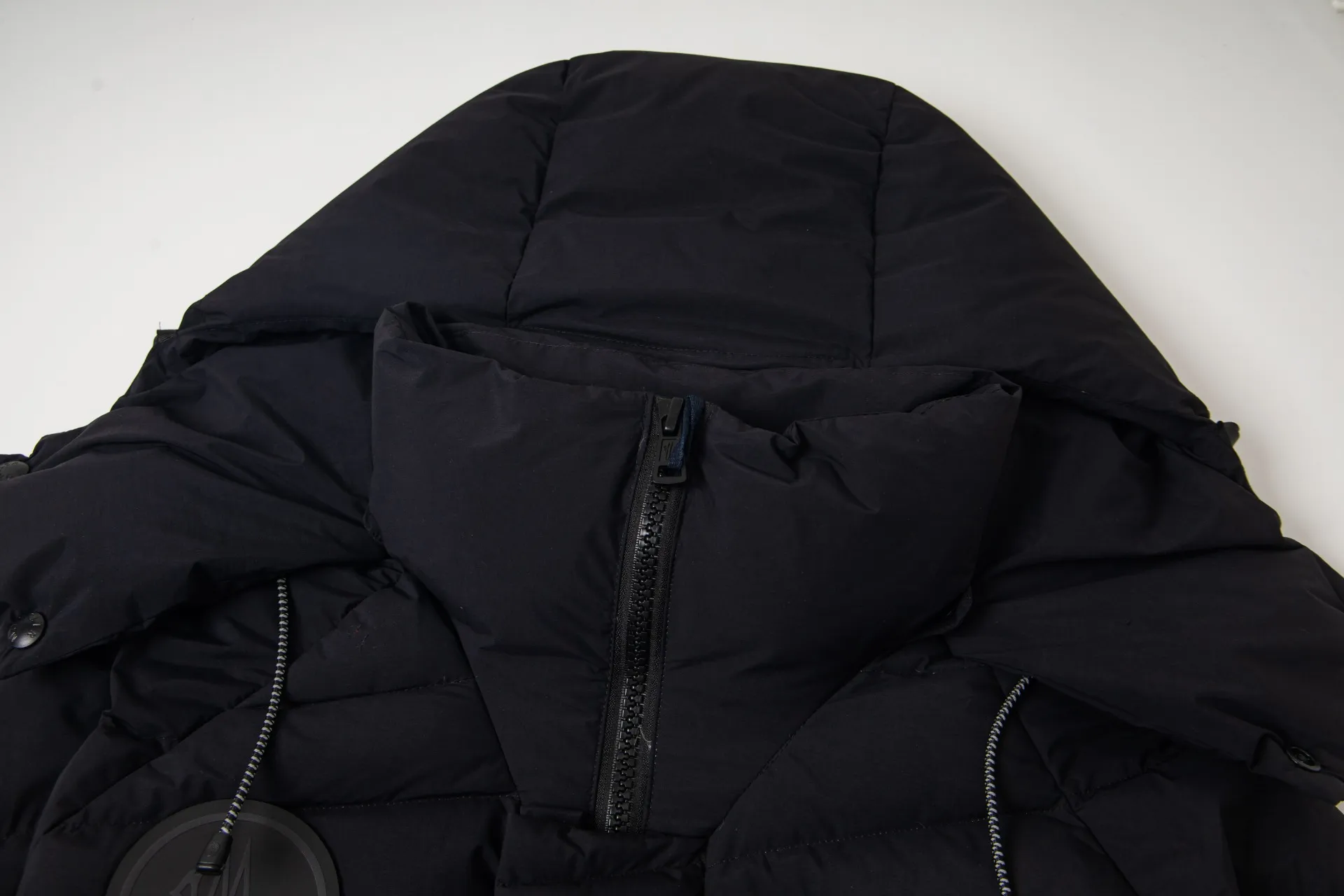 P1010 Style No.: G120 Moncler Mouth Mouth Autumn and Winter New Style Hooded Down Jacket with Classic Leather Logo on the Chest 1️⃣ Made of top-grade 90 down, super soft and full of feathers, super heavy-duty fabrics with excellent workmanship! 2️⃣Original custom-made hardware accessories are all imported and original, absolutely high quality, a full set of customized accessories, complete with three standards, same style for men and women, a must-have for couples! 2️⃣It is very youthful and energetic, and can be easily worn by both men and women. It is very in line with the fashion aesthetic concepts of today's young people! Color: black, white Size: S, M, L, XL