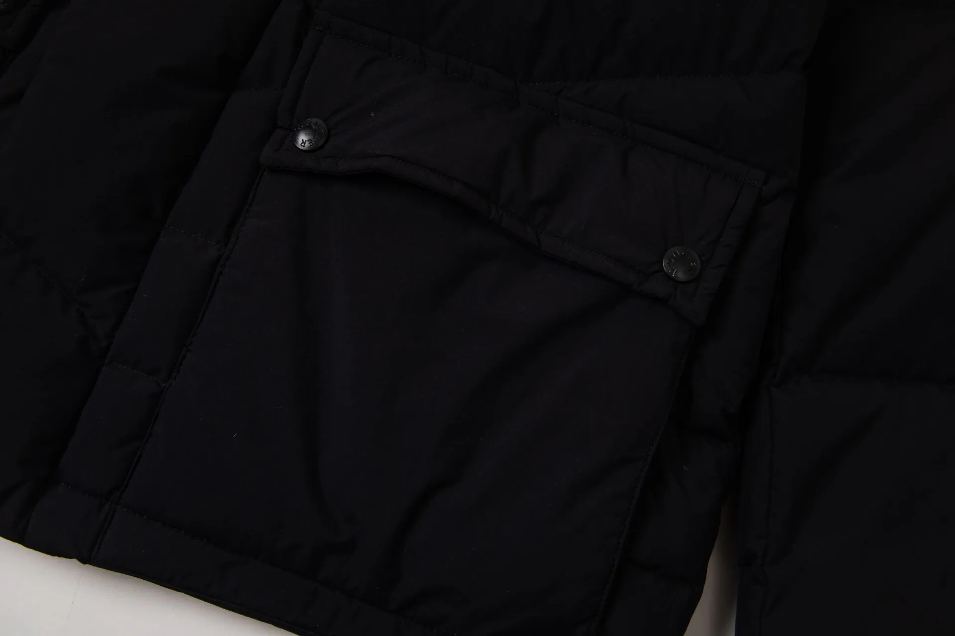 P1010 Style No.: G120 Moncler Mouth Mouth Autumn and Winter New Style Hooded Down Jacket with Classic Leather Logo on the Chest 1️⃣ Made of top-grade 90 down, super soft and full of feathers, super heavy-duty fabrics with excellent workmanship! 2️⃣Original custom-made hardware accessories are all imported and original, absolutely high quality, a full set of customized accessories, complete with three standards, same style for men and women, a must-have for couples! 2️⃣It is very youthful and energetic, and can be easily worn by both men and women. It is very in line with the fashion aesthetic concepts of today's young people! Color: black, white Size: S, M, L, XL
