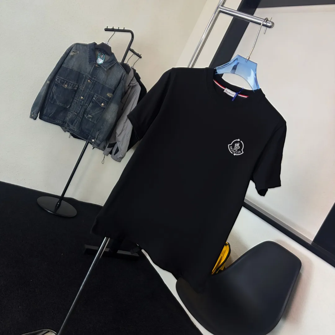 P140 Upgraded version "Mobile phone smart sensor ~ NFC chip armband ~ Direct access to the official website for anti-counterfeiting" "Moncler ~ Mouth Mouth" 2025 new high-quality round neck short-sleeved T-shirt. The cuffs have imported embroidered labels. Customized dyeing, very comfortable to touch. Super versatile and good-looking short-sleeved. Complete with three labels. Non-market ordinary version. Feel free to compare. Quality is absolutely guaranteed! ‼ First of all, this original fabric is all custom-woven with 32-count double yarn fabric, 250G, and the weight is the same‼ Fine workmanship, double waistcoat method, double waistcoat method, double waistcoat method makes the whole dress more three-dimensional, which is not a craft that ordinary T-shirts can achieve🤪 Size: S-M-L-XL-2XL Color: black, white, apricot, same style for men and women