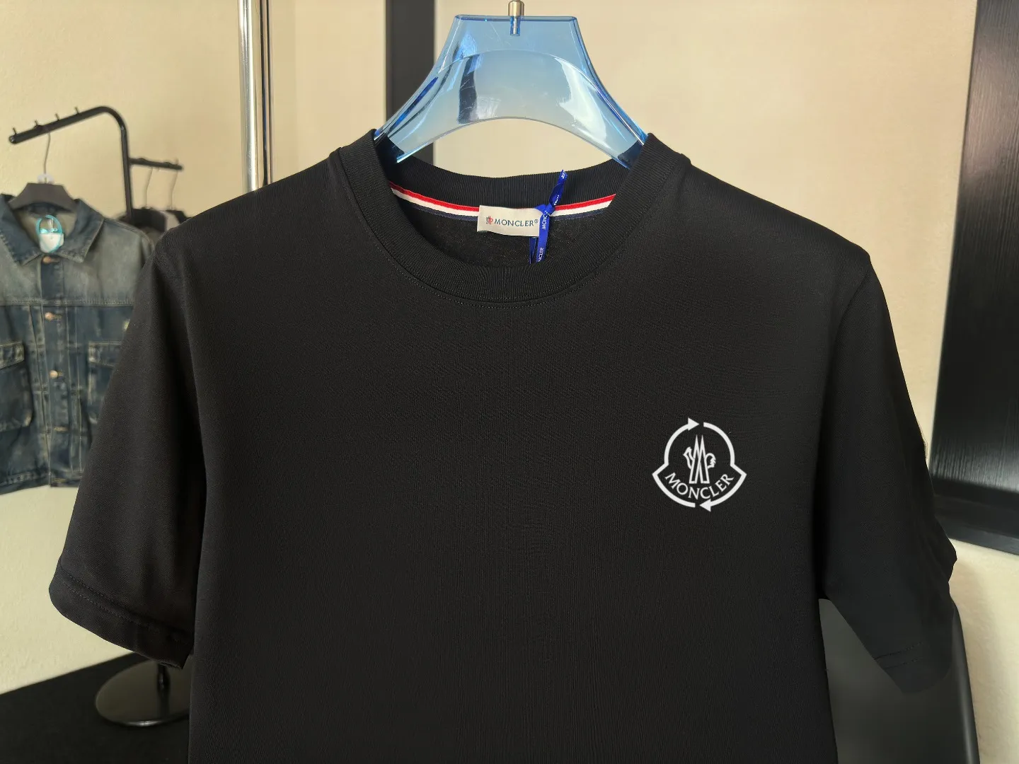 P140 Upgraded version "Mobile phone smart sensor ~ NFC chip armband ~ Direct access to the official website for anti-counterfeiting" "Moncler ~ Mouth Mouth" 2025 new high-quality round neck short-sleeved T-shirt. The cuffs have imported embroidered labels. Customized dyeing, very comfortable to touch. Super versatile and good-looking short-sleeved. Complete with three labels. Non-market ordinary version. Feel free to compare. Quality is absolutely guaranteed! ‼ First of all, this original fabric is all custom-woven with 32-count double yarn fabric, 250G, and the weight is the same‼ Fine workmanship, double waistcoat method, double waistcoat method, double waistcoat method makes the whole dress more three-dimensional, which is not a craft that ordinary T-shirts can achieve🤪 Size: S-M-L-XL-2XL Color: black, white, apricot, same style for men and women