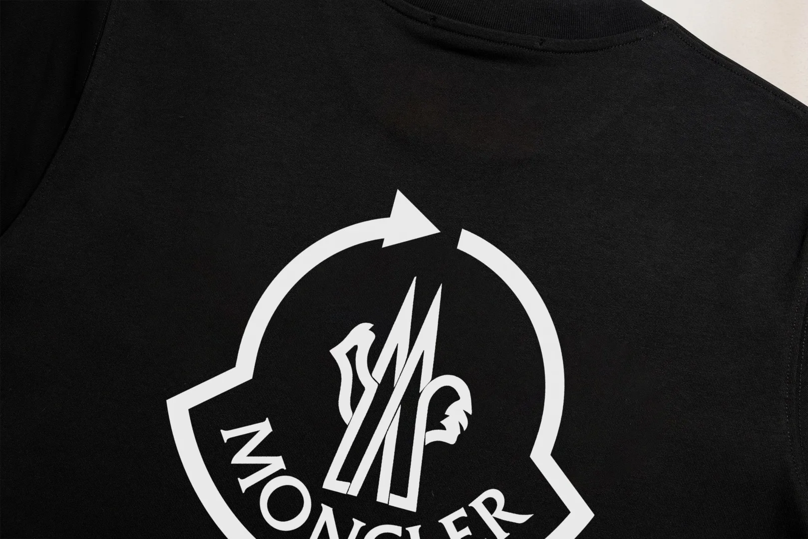 P140 Upgraded version "Mobile phone smart sensor ~ NFC chip armband ~ Direct access to the official website for anti-counterfeiting" "Moncler ~ Mouth Mouth" 2025 new high-quality round neck short-sleeved T-shirt. The cuffs have imported embroidered labels. Customized dyeing, very comfortable to touch. Super versatile and good-looking short-sleeved. Complete with three labels. Non-market ordinary version. Feel free to compare. Quality is absolutely guaranteed! ‼ First of all, this original fabric is all custom-woven with 32-count double yarn fabric, 250G, and the weight is the same‼ Fine workmanship, double waistcoat method, double waistcoat method, double waistcoat method makes the whole dress more three-dimensional, which is not a craft that ordinary T-shirts can achieve🤪 Size: S-M-L-XL-2XL Color: black, white, apricot, same style for men and women