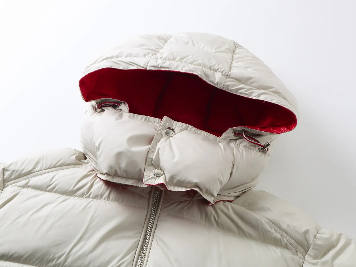 P840 top version] Detailed picture of large goods. The Moncler down jacket is off-white (the hood has a red splicing design) and black styles. Both have a detachable hood design. The red elements in details such as zippers and pockets add a sense of design to the overall shape. It is in line with the brand's style characteristics of focusing on both functionality and fashion. It is suitable for wearing in cold weather and has both warmth and trendy attributes. It has achieved a series of misunderstandings such as the original NFC inductive anti-counterfeiting chip, the national standard 95% pure white duck down, the exclusive use of top-grade down on the market, and never fake goose down. Perfect filling using direct velvet filling technology, the fluffy texture is very good. The lightness, warmth and cold protection ability are improved to the maximum. The original processing factory produces electroplated hardware, all customized by the original factory, and not all types of replicas on the market. Style number: 5607# Color: black. Off-white Code number: 1.2.3.4.5