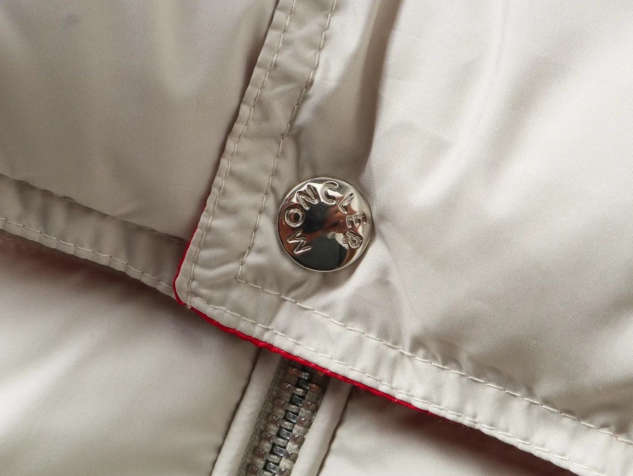 P840 top version] Detailed picture of large goods. The Moncler down jacket is off-white (the hood has a red splicing design) and black styles. Both have a detachable hood design. The red elements in details such as zippers and pockets add a sense of design to the overall shape. It is in line with the brand's style characteristics of focusing on both functionality and fashion. It is suitable for wearing in cold weather and has both warmth and trendy attributes. It has achieved a series of misunderstandings such as the original NFC inductive anti-counterfeiting chip, the national standard 95% pure white duck down, the exclusive use of top-grade down on the market, and never fake goose down. Perfect filling using direct velvet filling technology, the fluffy texture is very good. The lightness, warmth and cold protection ability are improved to the maximum. The original processing factory produces electroplated hardware, all customized by the original factory, and not all types of replicas on the market. Style number: 5607# Color: black. Off-white Code number: 1.2.3.4.5