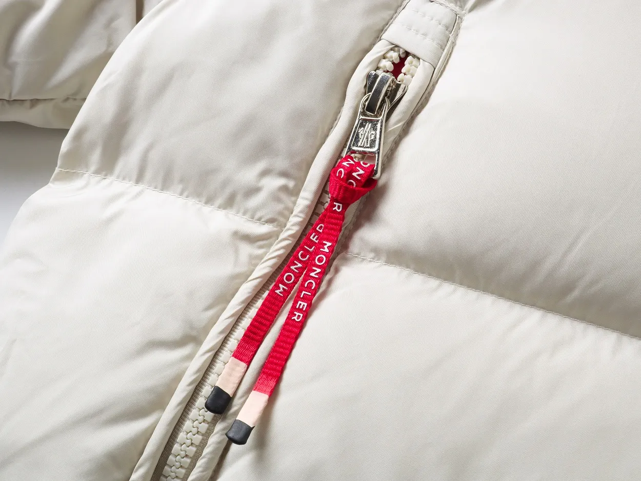 P840 top version] Detailed picture of large goods. The Moncler down jacket is off-white (the hood has a red splicing design) and black styles. Both have a detachable hood design. The red elements in details such as zippers and pockets add a sense of design to the overall shape. It is in line with the brand's style characteristics of focusing on both functionality and fashion. It is suitable for wearing in cold weather and has both warmth and trendy attributes. It has achieved a series of misunderstandings such as the original NFC inductive anti-counterfeiting chip, the national standard 95% pure white duck down, the exclusive use of top-grade down on the market, and never fake goose down. Perfect filling using direct velvet filling technology, the fluffy texture is very good. The lightness, warmth and cold protection ability are improved to the maximum. The original processing factory produces electroplated hardware, all customized by the original factory, and not all types of replicas on the market. Style number: 5607# Color: black. Off-white Code number: 1.2.3.4.5