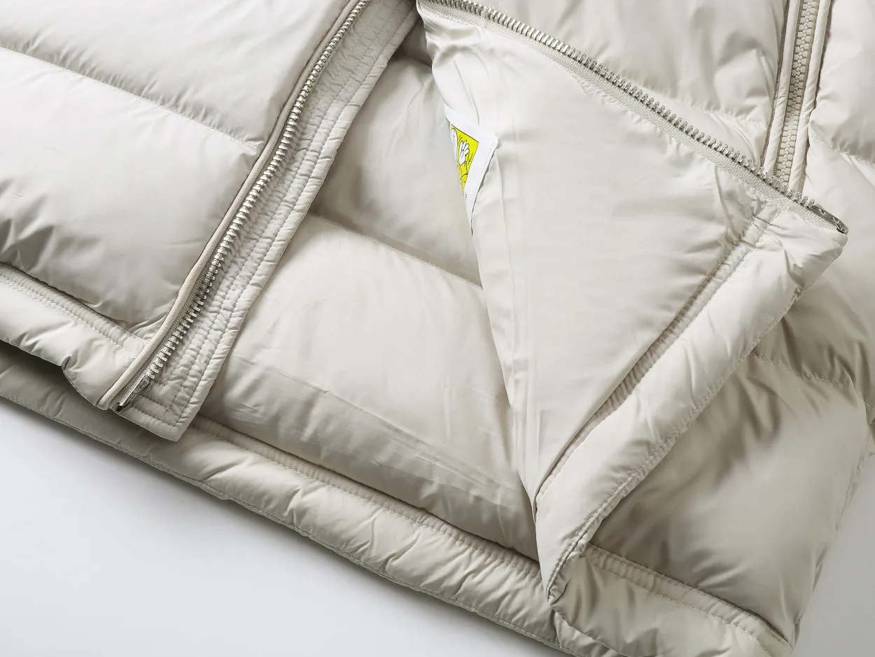 P840 top version] Detailed picture of large goods. The Moncler down jacket is off-white (the hood has a red splicing design) and black styles. Both have a detachable hood design. The red elements in details such as zippers and pockets add a sense of design to the overall shape. It is in line with the brand's style characteristics of focusing on both functionality and fashion. It is suitable for wearing in cold weather and has both warmth and trendy attributes. It has achieved a series of misunderstandings such as the original NFC inductive anti-counterfeiting chip, the national standard 95% pure white duck down, the exclusive use of top-grade down on the market, and never fake goose down. Perfect filling using direct velvet filling technology, the fluffy texture is very good. The lightness, warmth and cold protection ability are improved to the maximum. The original processing factory produces electroplated hardware, all customized by the original factory, and not all types of replicas on the market. Style number: 5607# Color: black. Off-white Code number: 1.2.3.4.5