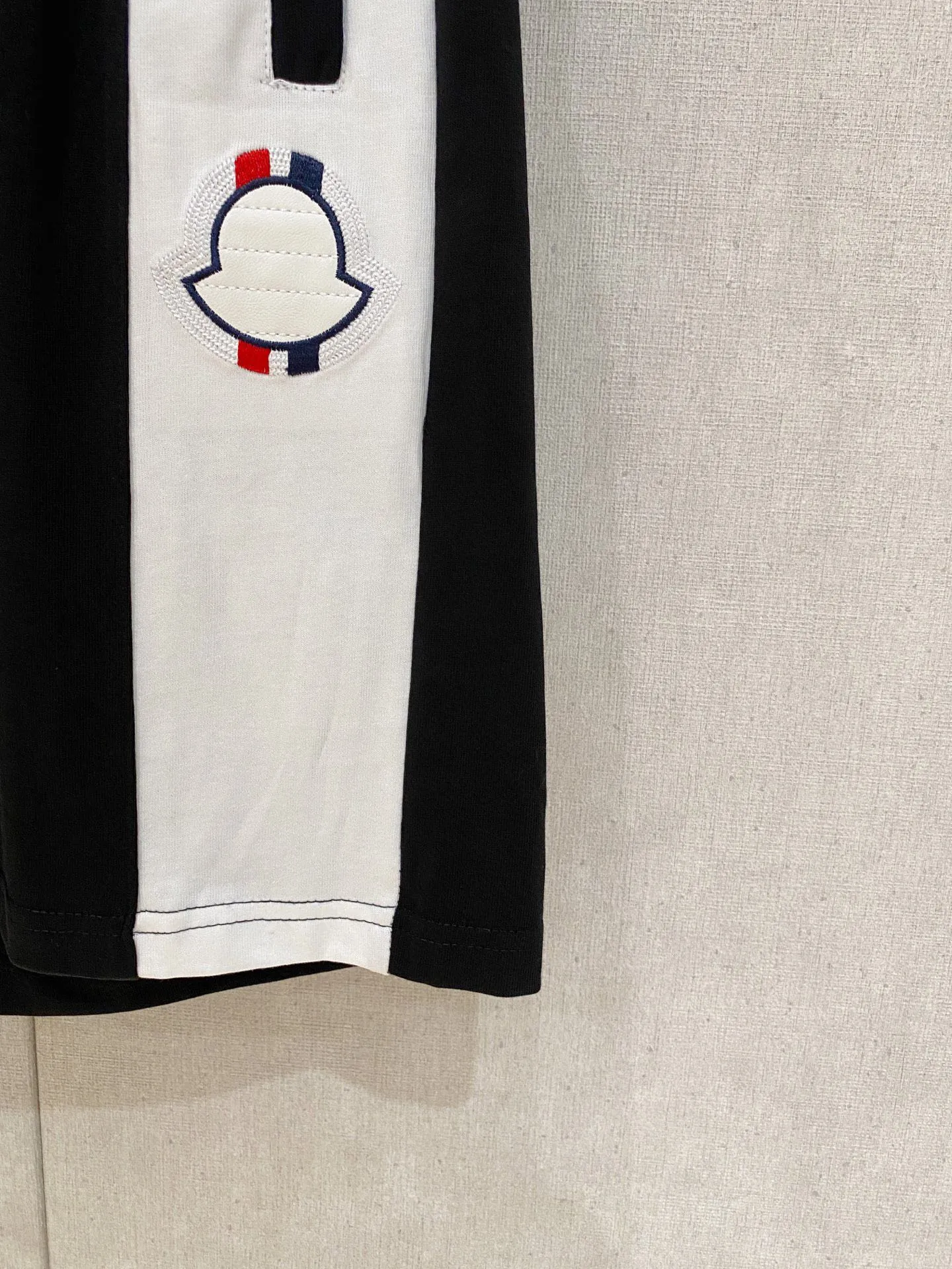 P570 Brand [MONCLER Mouth Covered] 2025 round neck short-sleeved shorts suit. The pure cotton fabric upper body will not be stuffy, the smooth and comfortable skin-friendly effect is more breathable, the fabric has its own texture, classic logo technology, a new interpretation from a unique angle, fashionable and versatile choice! Size: M-3XL (maximum wear: 190 pounds)