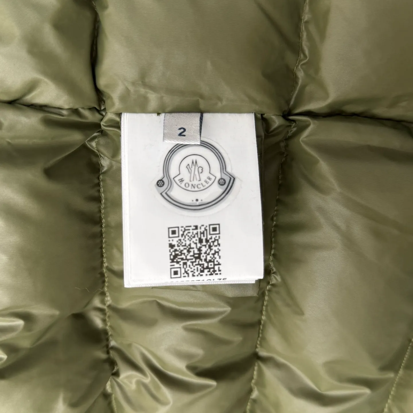 P780 Moncler 25SS new corduroy lapel cotton jacket SIZE 1/2/3/4 This jacket is made of corduroy fabric, with a four-button closure design, two logo pockets on the front, and Moncler’s classic armbands on the sleeves. It has a novel and unique style. The quilted design makes the entire garment warm and high-end. Highly recommended! Color: black green code number: 1 2 3 4