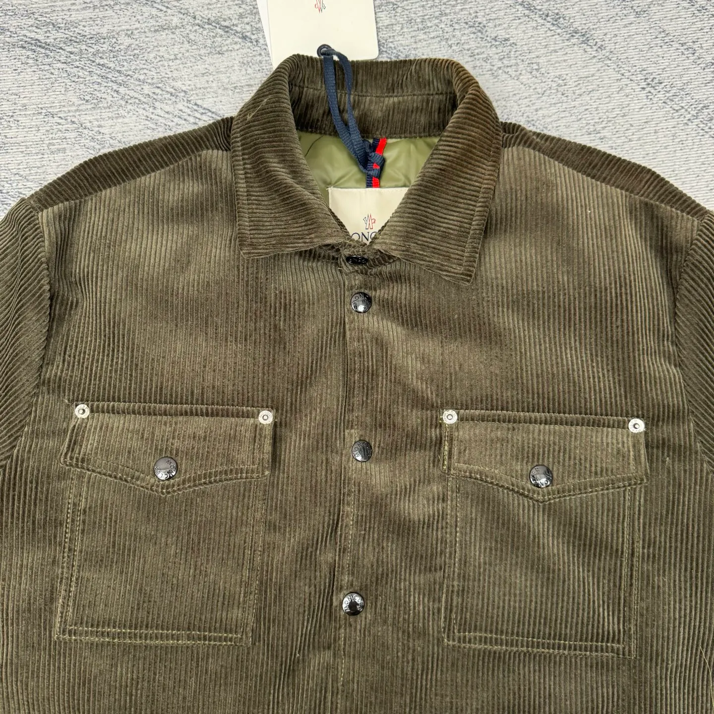P780 Moncler 25SS new corduroy lapel cotton jacket SIZE 1/2/3/4 This jacket is made of corduroy fabric, with a four-button closure design, two logo pockets on the front, and Moncler’s classic armbands on the sleeves. It has a novel and unique style. The quilted design makes the entire garment warm and high-end. Highly recommended! Color: black green code number: 1 2 3 4