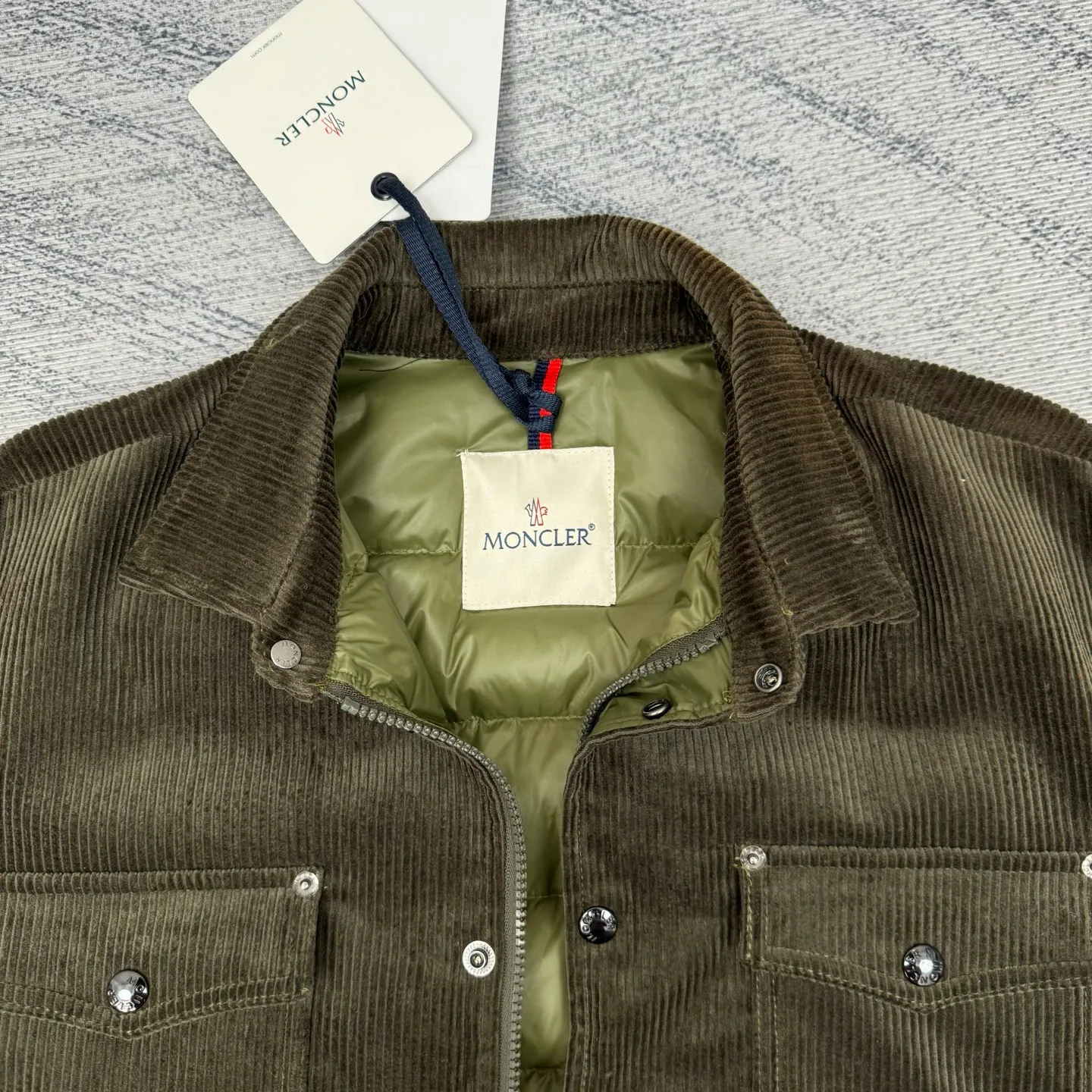 P780 Moncler 25SS new corduroy lapel cotton jacket SIZE 1/2/3/4 This jacket is made of corduroy fabric, with a four-button closure design, two logo pockets on the front, and Moncler’s classic armbands on the sleeves. It has a novel and unique style. The quilted design makes the entire garment warm and high-end. Highly recommended! Color: black green code number: 1 2 3 4