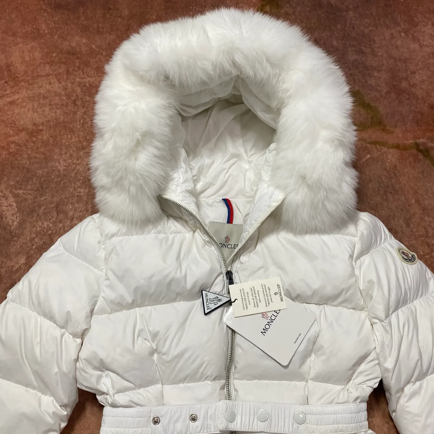 P960 Moncler Moncler muzzle removable fur collar elastic waistband lightweight nylon waist down jacket. Oversized hood, oversized fur collar, 100% imported Finnish fur collar, very, very high-end, hair needles are clearly defined, dense and fluffy, super high down filling, just the right length design, super slimming, very needed in the cold winter in the north! It is warm and simple and can be worn to create a slim waist, and the style design will never go out of style. It is easier and more comfortable to wear. It has excellent warmth retention, sufficient warmth and sufficient temperature. It is very slimming and waistline, without the slightest sense of bulk. It is 90% white goose down, with a down filling capacity of nearly 300g. The down has sufficient fluffiness and good velvet, and will not be trapped in the velvet! The shape is really great, elongating the body proportions, making you look taller and slimmer, double zipper pullers, exquisite hardware, hooded design, detachable fur collar, exquisite wiring workmanship, which further highlights the quality. A truly good product, it will be sought after wherever you go! Highly recommended! Size 1234