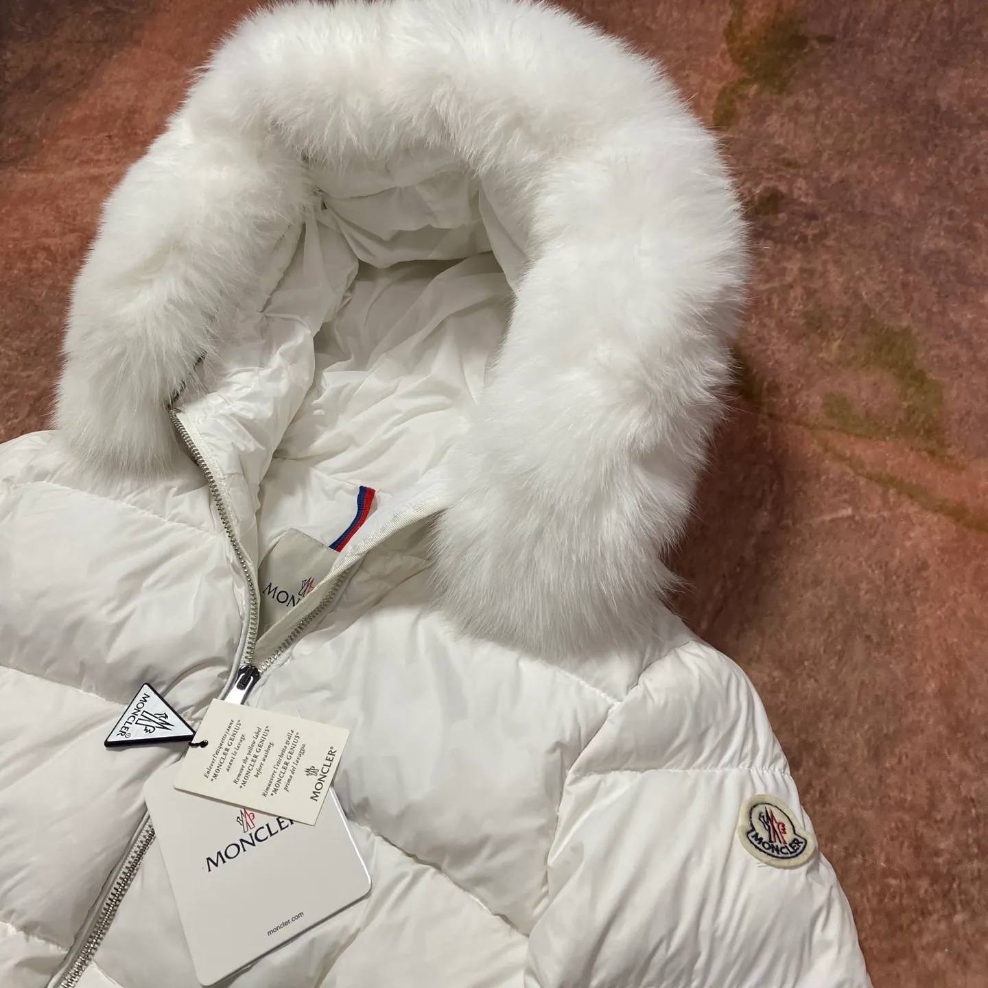 P960 Moncler Moncler muzzle removable fur collar elastic waistband lightweight nylon waist down jacket. Oversized hood, oversized fur collar, 100% imported Finnish fur collar, very, very high-end, hair needles are clearly defined, dense and fluffy, super high down filling, just the right length design, super slimming, very needed in the cold winter in the north! It is warm and simple and can be worn to create a slim waist, and the style design will never go out of style. It is easier and more comfortable to wear. It has excellent warmth retention, sufficient warmth and sufficient temperature. It is very slimming and waistline, without the slightest sense of bulk. It is 90% white goose down, with a down filling capacity of nearly 300g. The down has sufficient fluffiness and good velvet, and will not be trapped in the velvet! The shape is really great, elongating the body proportions, making you look taller and slimmer, double zipper pullers, exquisite hardware, hooded design, detachable fur collar, exquisite wiring workmanship, which further highlights the quality. A truly good product, it will be sought after wherever you go! Highly recommended! Size 1234