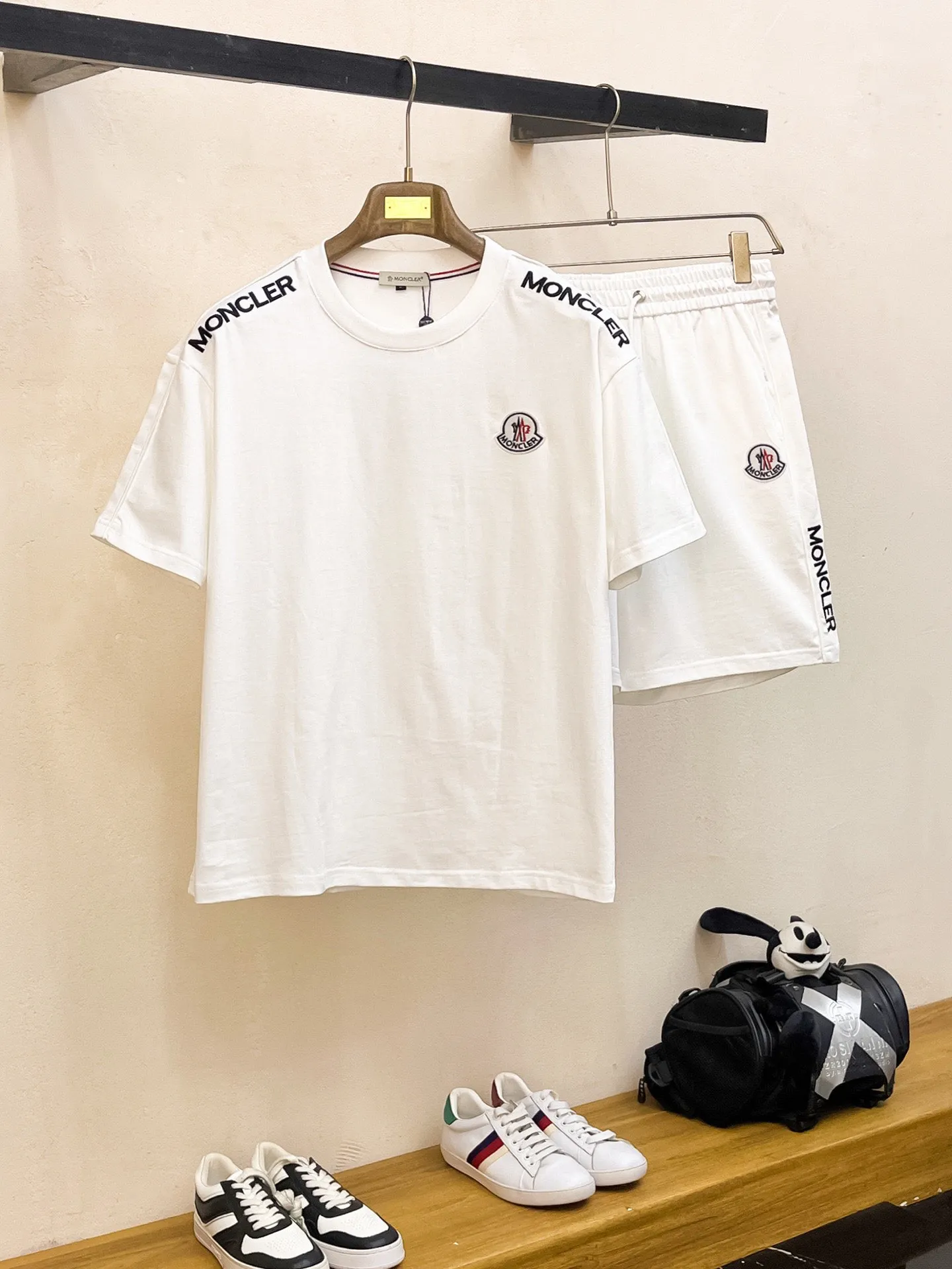 P560 Brand [MONCLER Mouth Covered] 2025 round neck short-sleeved shorts suit. The pure cotton fabric upper body will not be stuffy, and the smooth and comfortable skin-friendly effect is more breathable. The fabric has its own texture, classic logo craftsmanship, a new interpretation from a unique angle, and the first choice for fashion and versatility! Size: M-3XL (maximum wear: 190 pounds)