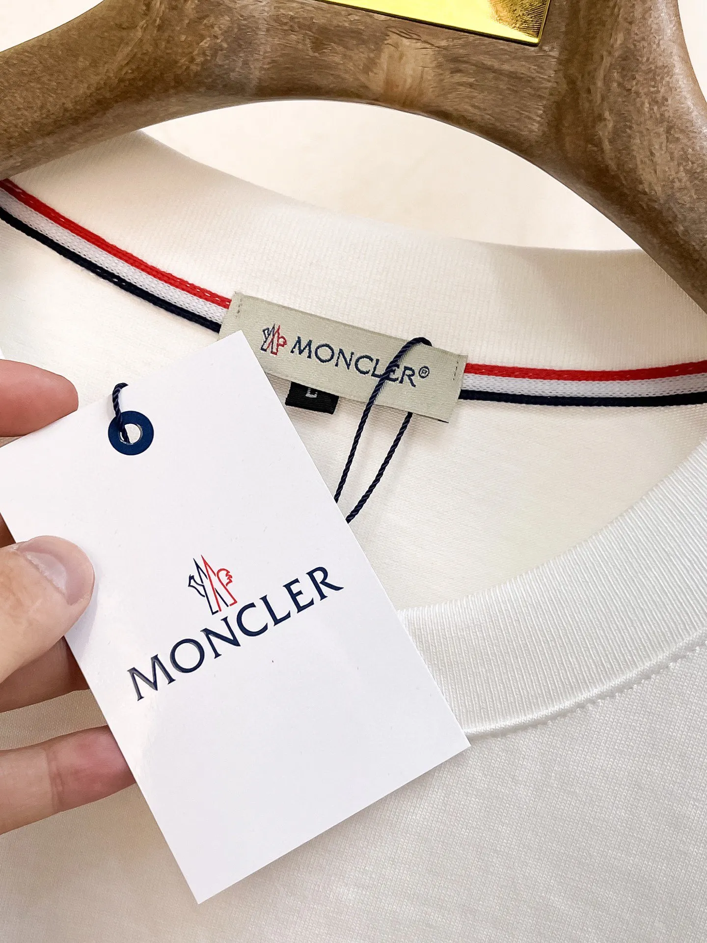 P560 Brand [MONCLER Mouth Covered] 2025 round neck short-sleeved shorts suit. The pure cotton fabric upper body will not be stuffy, and the smooth and comfortable skin-friendly effect is more breathable. The fabric has its own texture, classic logo craftsmanship, a new interpretation from a unique angle, and the first choice for fashion and versatility! Size: M-3XL (maximum wear: 190 pounds)