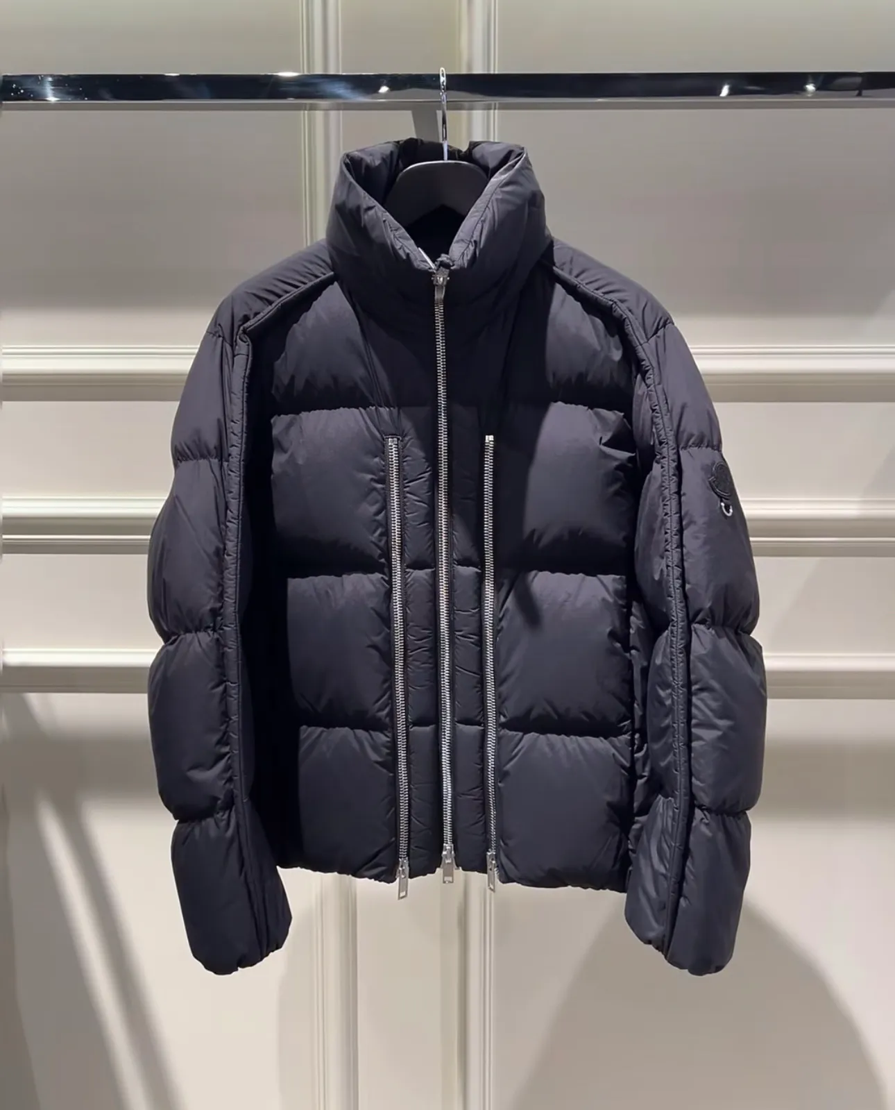 P1140 MONCLER GENIUS (Sky City show model) Moncler x Willow Smith YAEL short women's down jacket. Real shot display at the counter