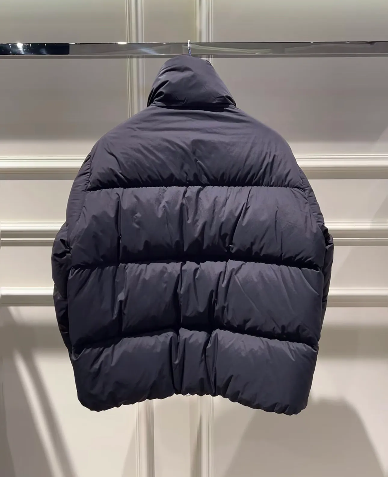 P1140 MONCLER GENIUS (Sky City show model) Moncler x Willow Smith YAEL short women's down jacket. Real shot display at the counter