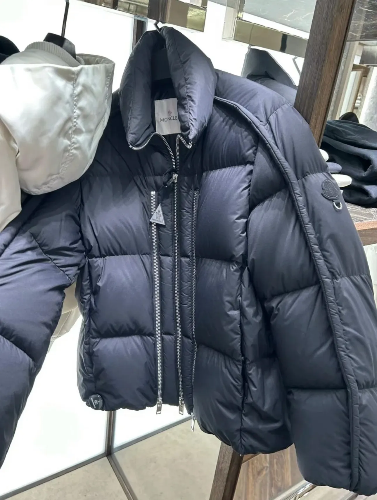 P1140 MONCLER GENIUS (Sky City show model) Moncler x Willow Smith YAEL short women's down jacket. Real shot display at the counter
