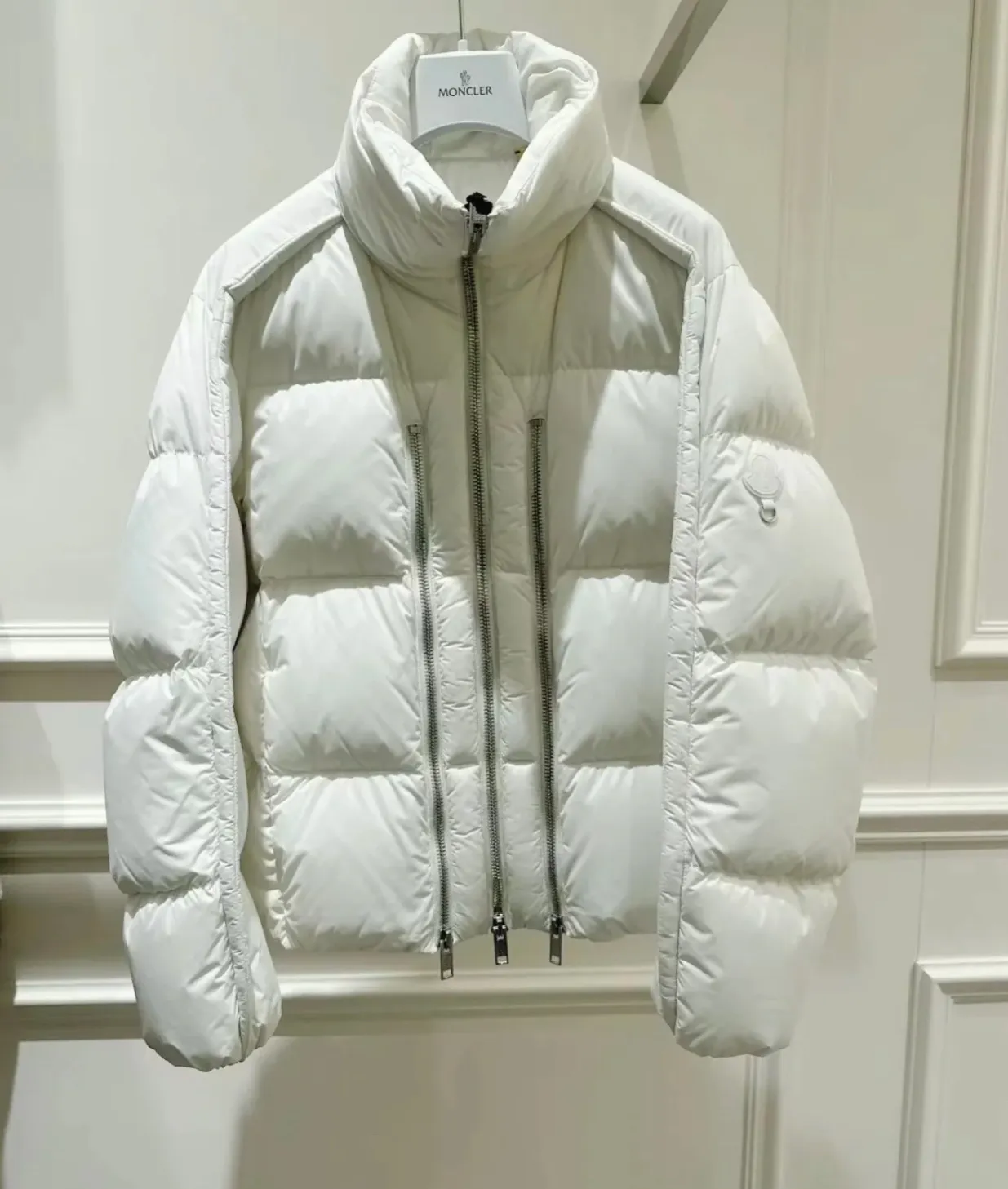 P1140 MONCLER GENIUS (Sky City show model) Moncler x Willow Smith YAEL short women's down jacket. Real shot display at the counter
