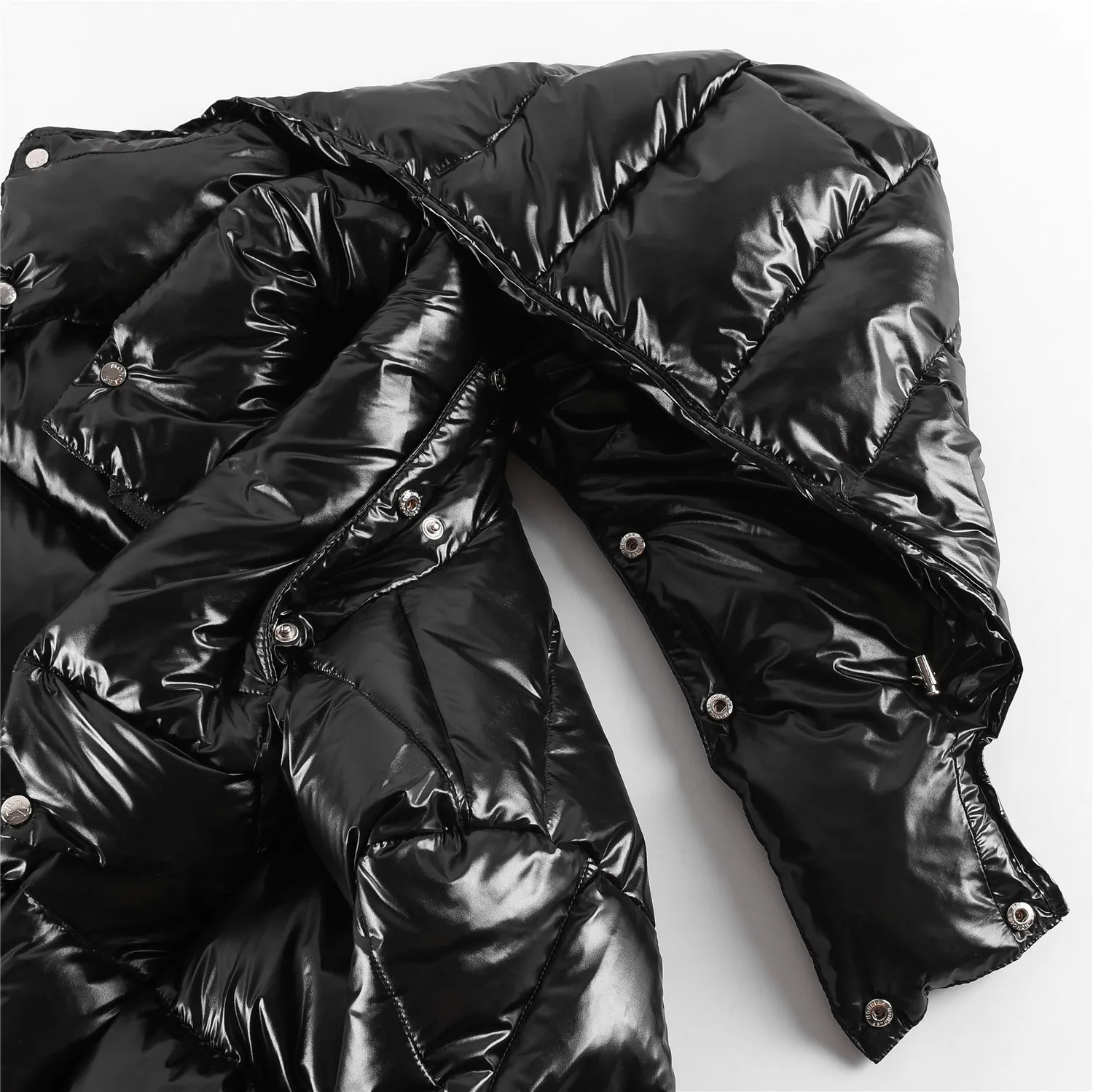 P860 Purchasing agent version, authentic version, new product MONCLER/muzzle with core film Moncler/Moncler mid-length hooded down jacket HANOVERIAN "down jacket" is a style loved by many celebrities. It is 90 GB down and 600g down filling (90 GB white duck down is priced at 840,000 per ton this year). The lower versions on the market are all made of fly knitting or low-density down. This kind of filler is very cheap. The clothes are very rigid and not soft. They feel prickly when worn. The most important thing is that they are not warm. There are many brands compared to Taobao's more than 100 cotton jackets. I have a genuine platform for Mongolian products that has been exported to Russia and Germany for many years. It can truly restore the original product one to one. We have extremely high requirements for auxiliary materials. We use bile cloth imported from the United States. The price is even close to the price of the fabric. It is high-density, super soft and anti-drilling. The fabric is nano-matte fabric with a density of 420T. It has good hand feel, high grade, good recovery and high resilience! Clothes are handmade products, and the skill of the workers is very important. The workers are all selected and have been working for many years. The public price is 1.5 times that of ordinary workers. Of course, the clothes produced are simply unmatched by small workshops outside. Size: 1-5 Brand name: MONCLER Material: 100% nylon Filling: 90% down, 10% feather 1---shoulder width 47/chest 116/length 106 2---shoulder width 48/chest 120/length 108 3---shoulder width 49/chest 124/length 109 4---shoulder width 50/chest 128/dress length 111 5---shoulder width 51/chest 132/dress length 112 Error 1~3cm