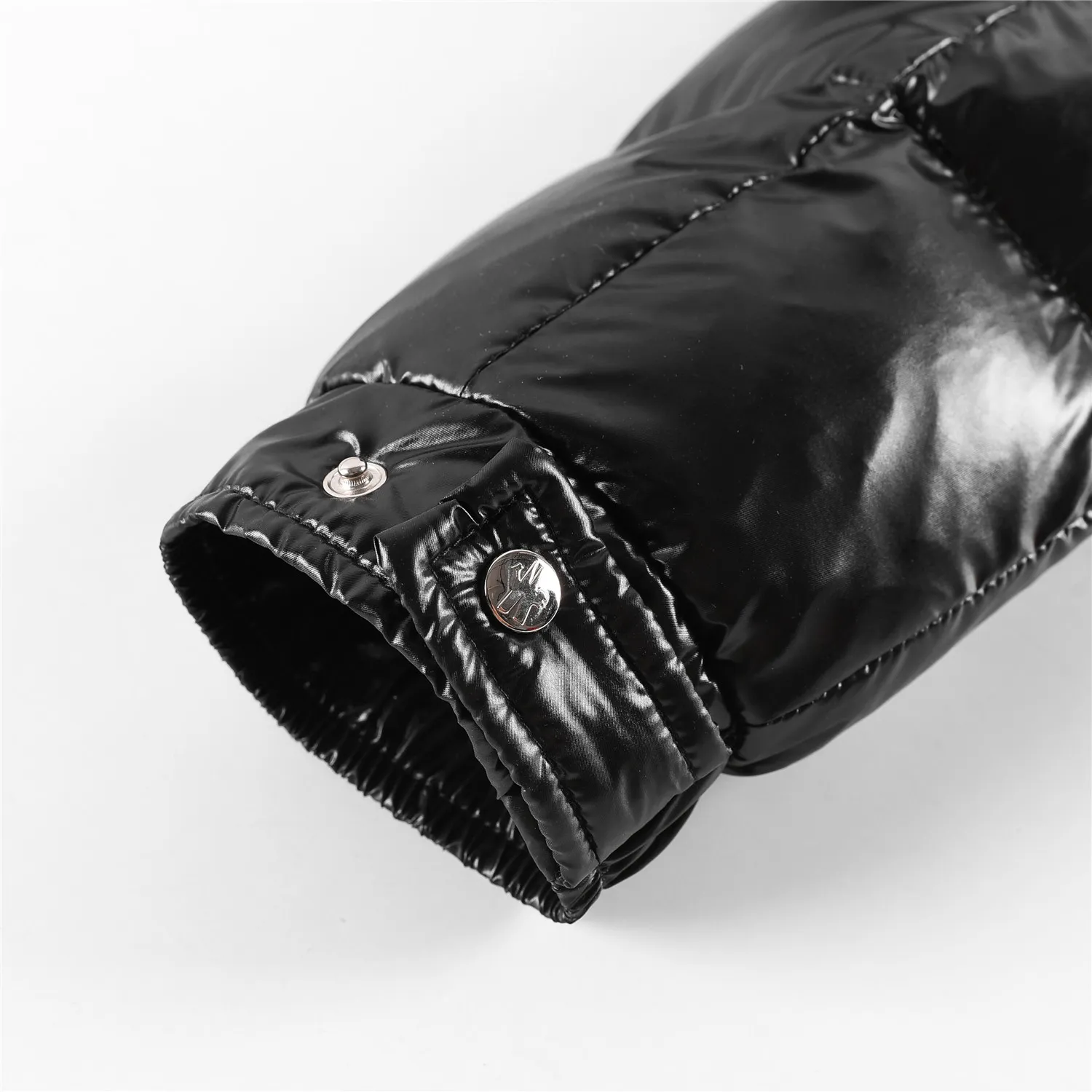 P860 Purchasing agent version, authentic version, new product MONCLER/muzzle with core film Moncler/Moncler mid-length hooded down jacket HANOVERIAN "down jacket" is a style loved by many celebrities. It is 90 GB down and 600g down filling (90 GB white duck down is priced at 840,000 per ton this year). The lower versions on the market are all made of fly knitting or low-density down. This kind of filler is very cheap. The clothes are very rigid and not soft. They feel prickly when worn. The most important thing is that they are not warm. There are many brands compared to Taobao's more than 100 cotton jackets. I have a genuine platform for Mongolian products that has been exported to Russia and Germany for many years. It can truly restore the original product one to one. We have extremely high requirements for auxiliary materials. We use bile cloth imported from the United States. The price is even close to the price of the fabric. It is high-density, super soft and anti-drilling. The fabric is nano-matte fabric with a density of 420T. It has good hand feel, high grade, good recovery and high resilience! Clothes are handmade products, and the skill of the workers is very important. The workers are all selected and have been working for many years. The public price is 1.5 times that of ordinary workers. Of course, the clothes produced are simply unmatched by small workshops outside. Size: 1-5 Brand name: MONCLER Material: 100% nylon Filling: 90% down, 10% feather 1---shoulder width 47/chest 116/length 106 2---shoulder width 48/chest 120/length 108 3---shoulder width 49/chest 124/length 109 4---shoulder width 50/chest 128/dress length 111 5---shoulder width 51/chest 132/dress length 112 Error 1~3cm