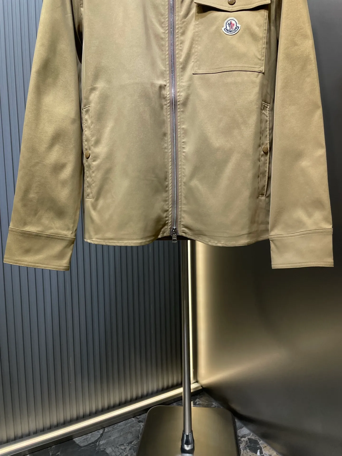 P520 Moncler 🌟【Top Original】Logo zipper shirt jacket. Custom-made high-quality cotton hidden pattern gabardine. Full of texture. Comfortable and close to the skin. The brown tone exudes restrained tenderness. The iconic Moncler logo embroidered logo is embellished on it to increase brand recognition. Simple and smooth lines. The zipper opening and closing also follows the principle of minimalism. Use simplicity as the pen and texture as the ink. Use the simplest elements. Outline the most moving fashion picture. Process 1: Use imported special machine infrared to position the "Moncler logo embroidery". The position is more accurate and strong. Process 2: Template machine opens the bag. The preset template guides the position, shape and size of the bag. The accuracy ensures the quality of the bag opening. Process 3: The fabrics are washed and have a better hand feel. Not easy to deform, not easy to shrink, not easy to fade, and maintain long-term beauty. Accessories: Customized 1:1 Moncler Embroidered logo, customized 1:1 Moncler snap button, customized 1:1 Moncler zipper, customized 1:1 Moncler trademark, version: loose version, size: S M L XL