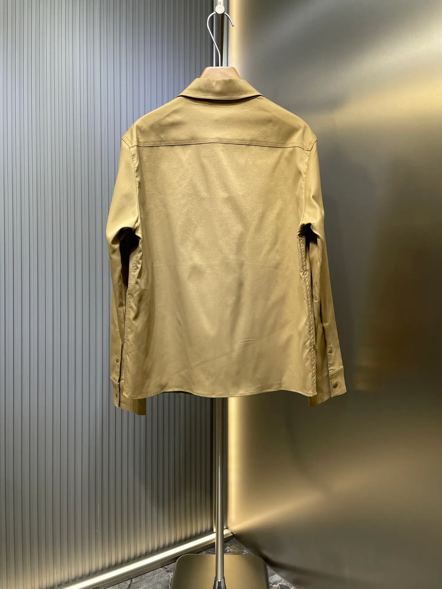 P520 Moncler 🌟【Top Original】Logo zipper shirt jacket. Custom-made high-quality cotton hidden pattern gabardine. Full of texture. Comfortable and close to the skin. The brown tone exudes restrained tenderness. The iconic Moncler logo embroidered logo is embellished on it to increase brand recognition. Simple and smooth lines. The zipper opening and closing also follows the principle of minimalism. Use simplicity as the pen and texture as the ink. Use the simplest elements. Outline the most moving fashion picture. Process 1: Use imported special machine infrared to position the "Moncler logo embroidery". The position is more accurate and strong. Process 2: Template machine opens the bag. The preset template guides the position, shape and size of the bag. The accuracy ensures the quality of the bag opening. Process 3: The fabrics are washed and have a better hand feel. Not easy to deform, not easy to shrink, not easy to fade, and maintain long-term beauty. Accessories: Customized 1:1 Moncler Embroidered logo, customized 1:1 Moncler snap button, customized 1:1 Moncler zipper, customized 1:1 Moncler trademark, version: loose version, size: S M L XL
